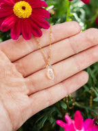 Dezente Halskette mit winziger Blüte | Naturschmuck von Usedom | Schmuck mit echten Pflanzen | Blumen Halskette | Usedom Schmuck | PVD Schmuck | Sandkorn Usedom