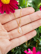 Dezente Halskette mit winziger Blüte | Naturschmuck von Usedom | Schmuck mit echten Pflanzen | Blumen Halskette | Usedom Schmuck | PVD Schmuck | Sandkorn Usedom