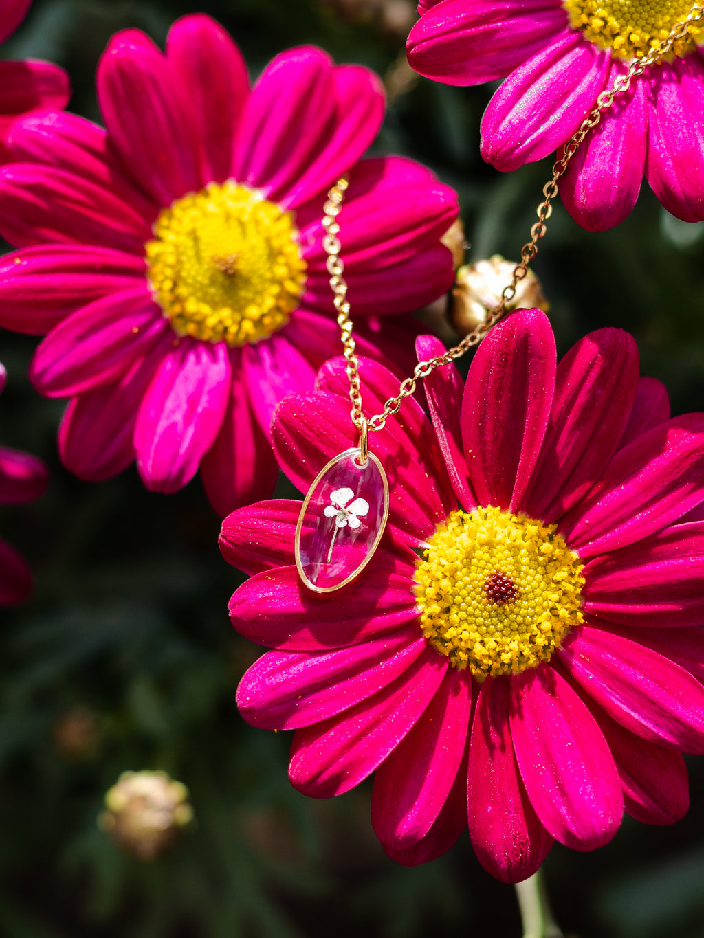 Dezente Halskette mit winziger Blüte | Naturschmuck von Usedom | Schmuck mit echten Pflanzen | Blumen Halskette | Usedom Schmuck | PVD Schmuck | Sandkorn Usedom