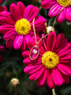 Dezente Halskette mit winziger Blüte | Naturschmuck von Usedom | Schmuck mit echten Pflanzen | Blumen Halskette | Usedom Schmuck | PVD Schmuck | Sandkorn Usedom