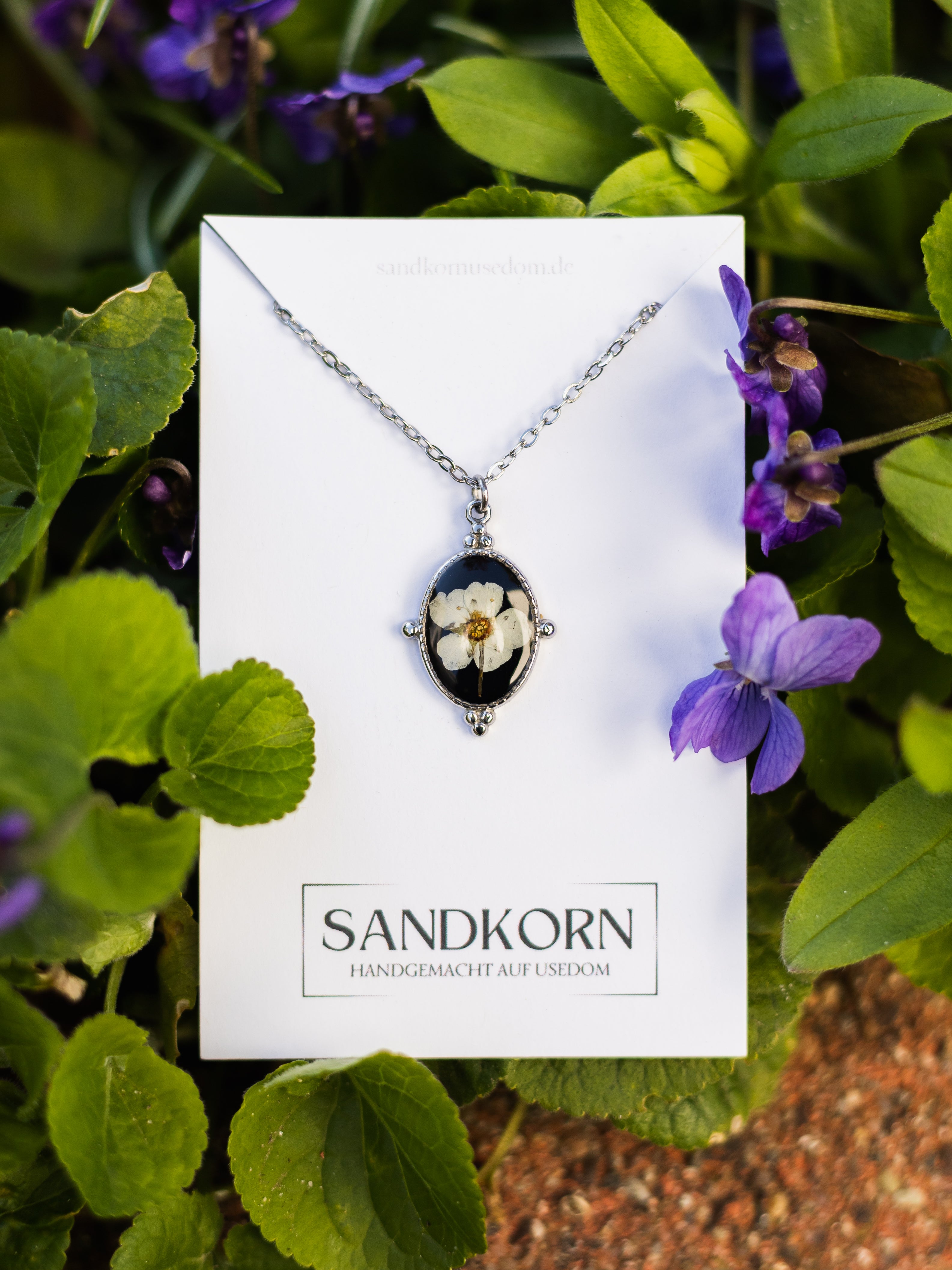 Dezente Halskette mit winziger Blüte | Naturschmuck von Usedom