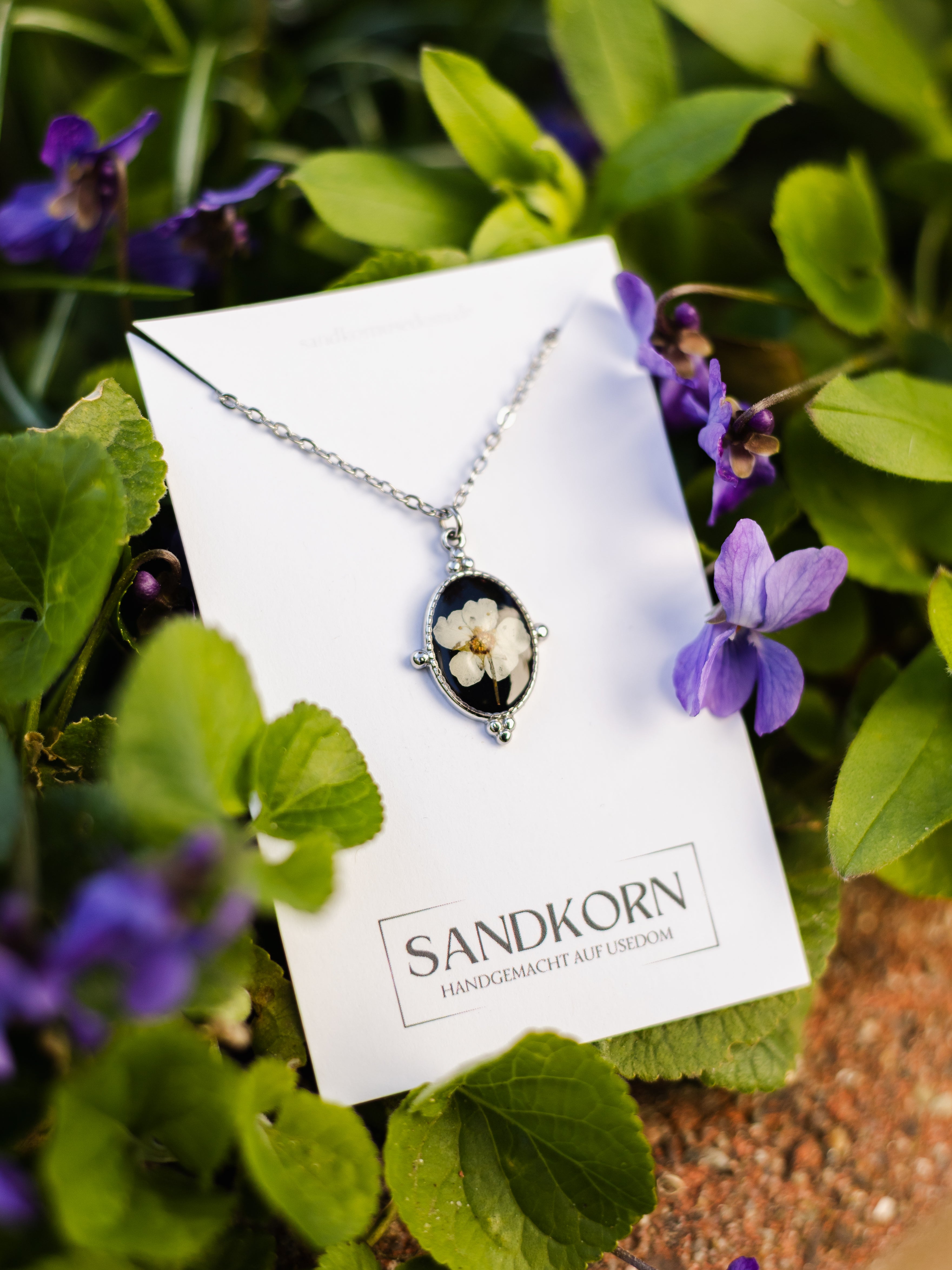 Dezente Halskette mit winziger Blüte | Naturschmuck von Usedom