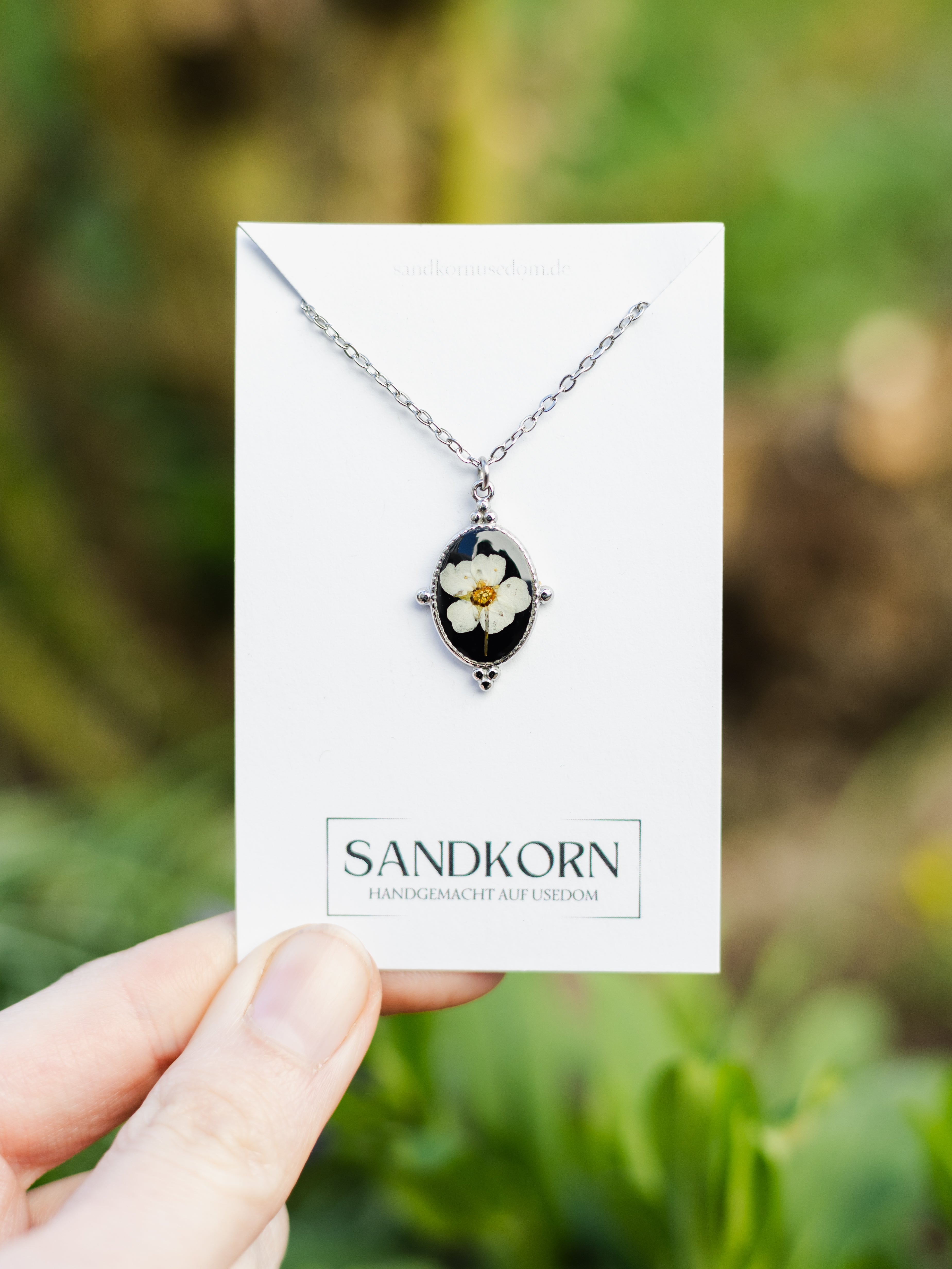 Dezente Halskette mit winziger Blüte | Naturschmuck von Usedom