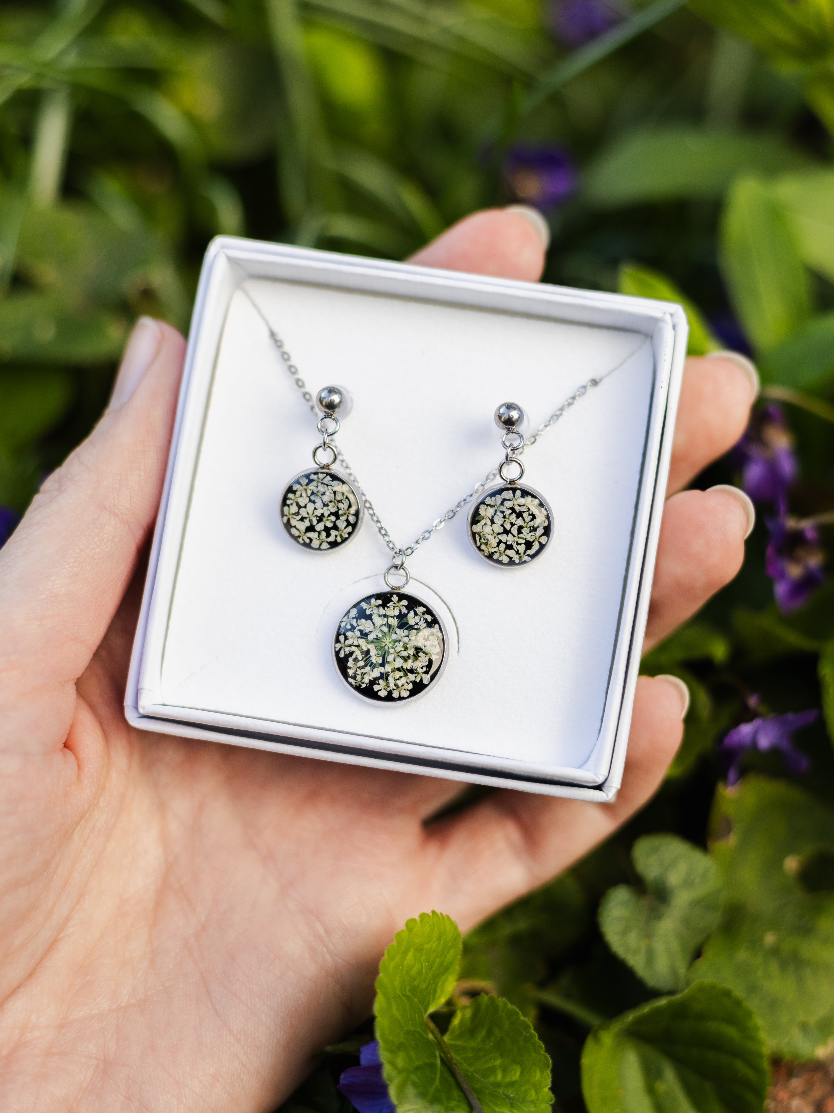 Schmuckset mit echten, winzigen Blüten | Geschenke zum Muttertag | Usedom Schmuck | Blütenschmuck | Naturschmuck | Allergieschmuck | Chirurgenstahl Ohrringe | Schwarzer Schmuck | Gothic Schmuck