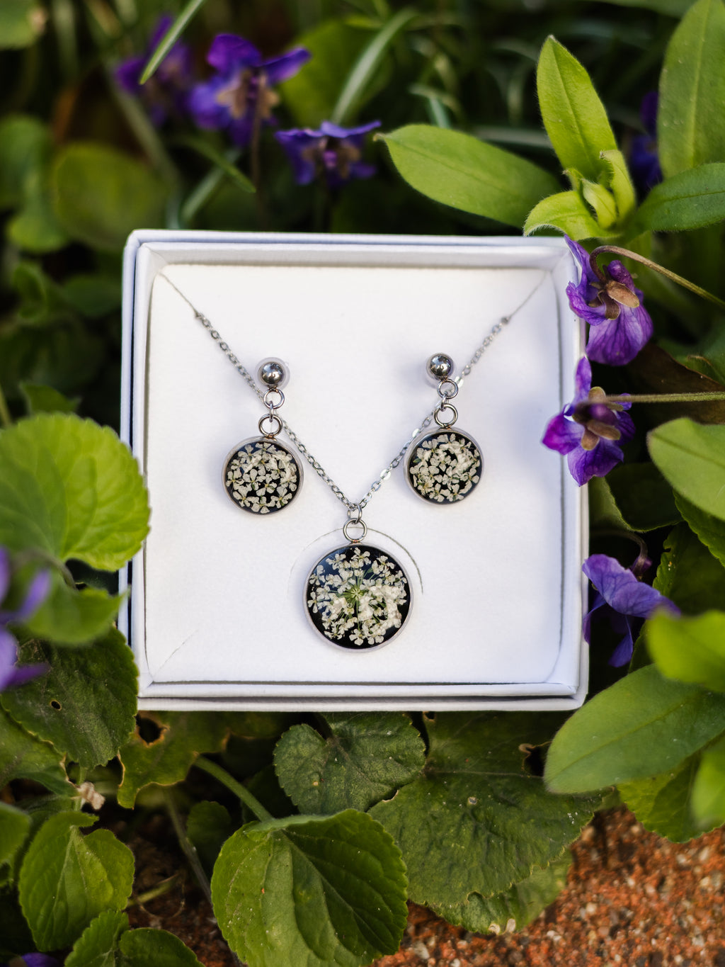Schmuckset mit echten, winzigen Blüten | Geschenke zum Muttertag | Usedom Schmuck | Blütenschmuck | Naturschmuck | Allergieschmuck | Chirurgenstahl Ohrringe | Schwarzer Schmuck | Gothic Schmuck