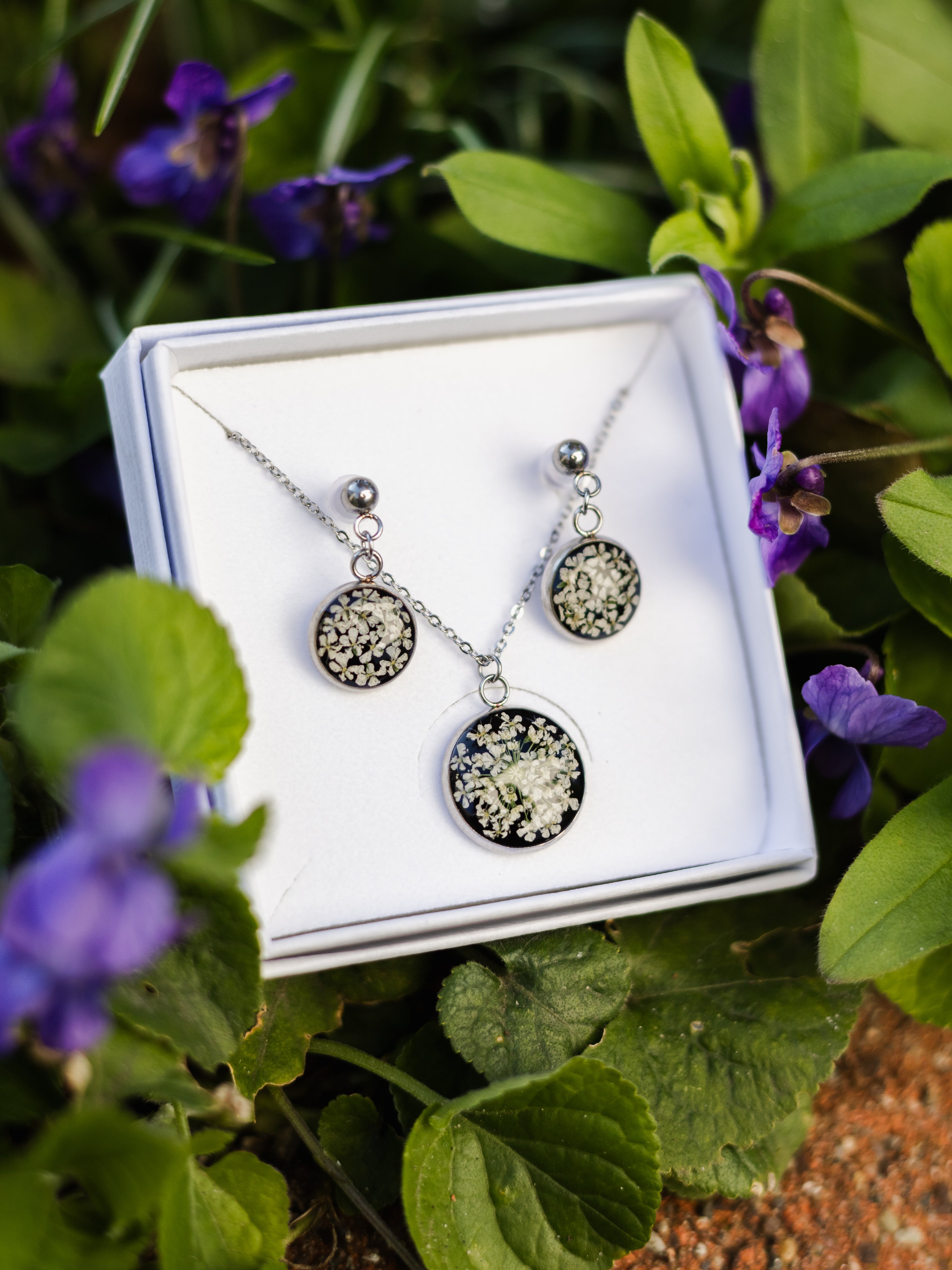 Schmuckset mit echten, winzigen Blüten | Geschenke zum Muttertag | Usedom Schmuck | Blütenschmuck | Naturschmuck | Allergieschmuck | Chirurgenstahl Ohrringe | Schwarzer Schmuck | Gothic Schmuck