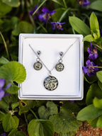 Schmuckset mit echten, winzigen Blüten | Geschenke zum Muttertag | Usedom Schmuck | Blütenschmuck | Naturschmuck | Allergieschmuck | Chirurgenstahl Ohrringe | Schwarzer Schmuck | Gothic Schmuck