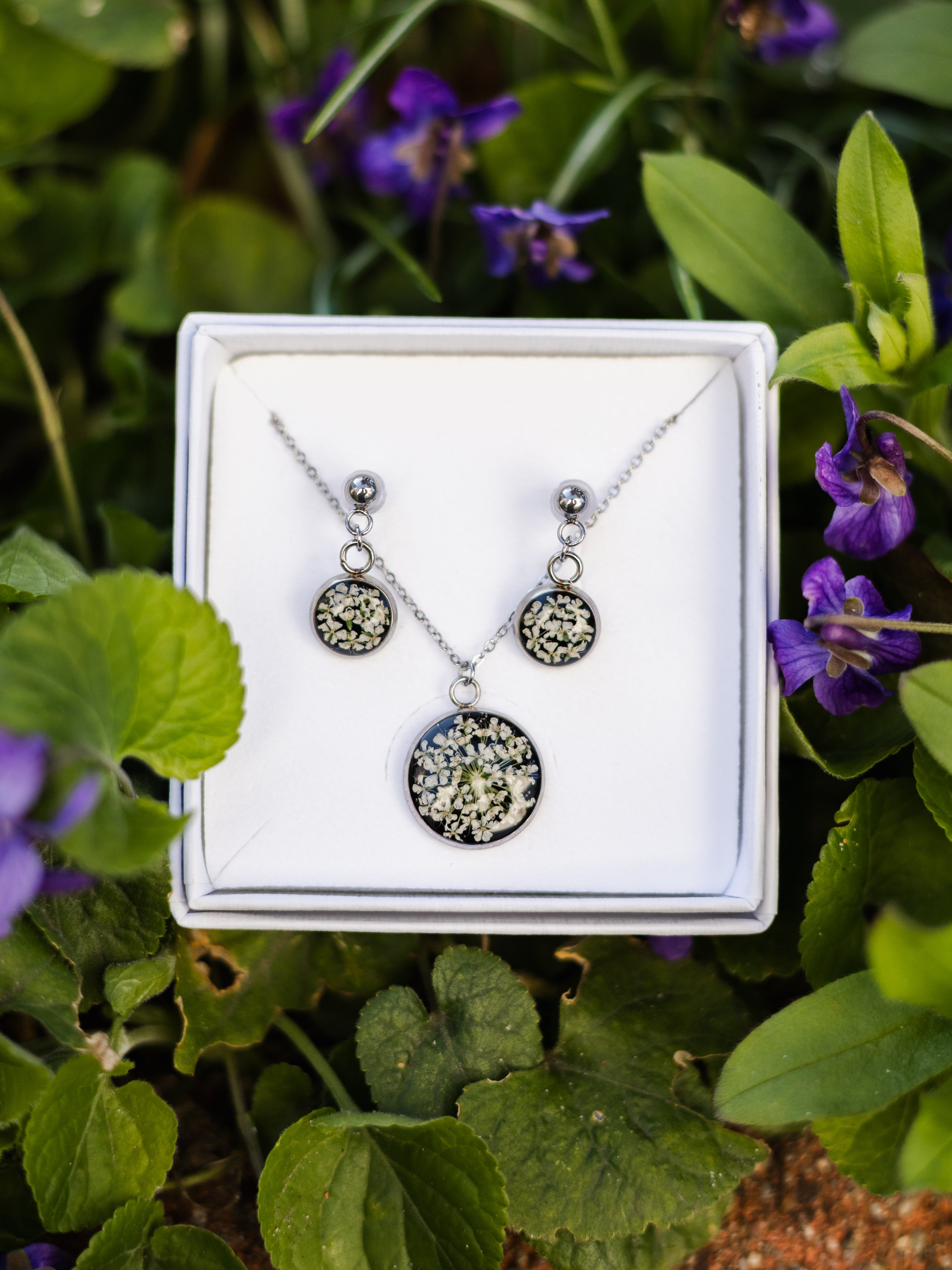 Schmuckset mit echten, winzigen Blüten | Geschenke zum Muttertag | Usedom Schmuck | Blütenschmuck | Naturschmuck | Allergieschmuck | Chirurgenstahl Ohrringe | Schwarzer Schmuck | Gothic Schmuck