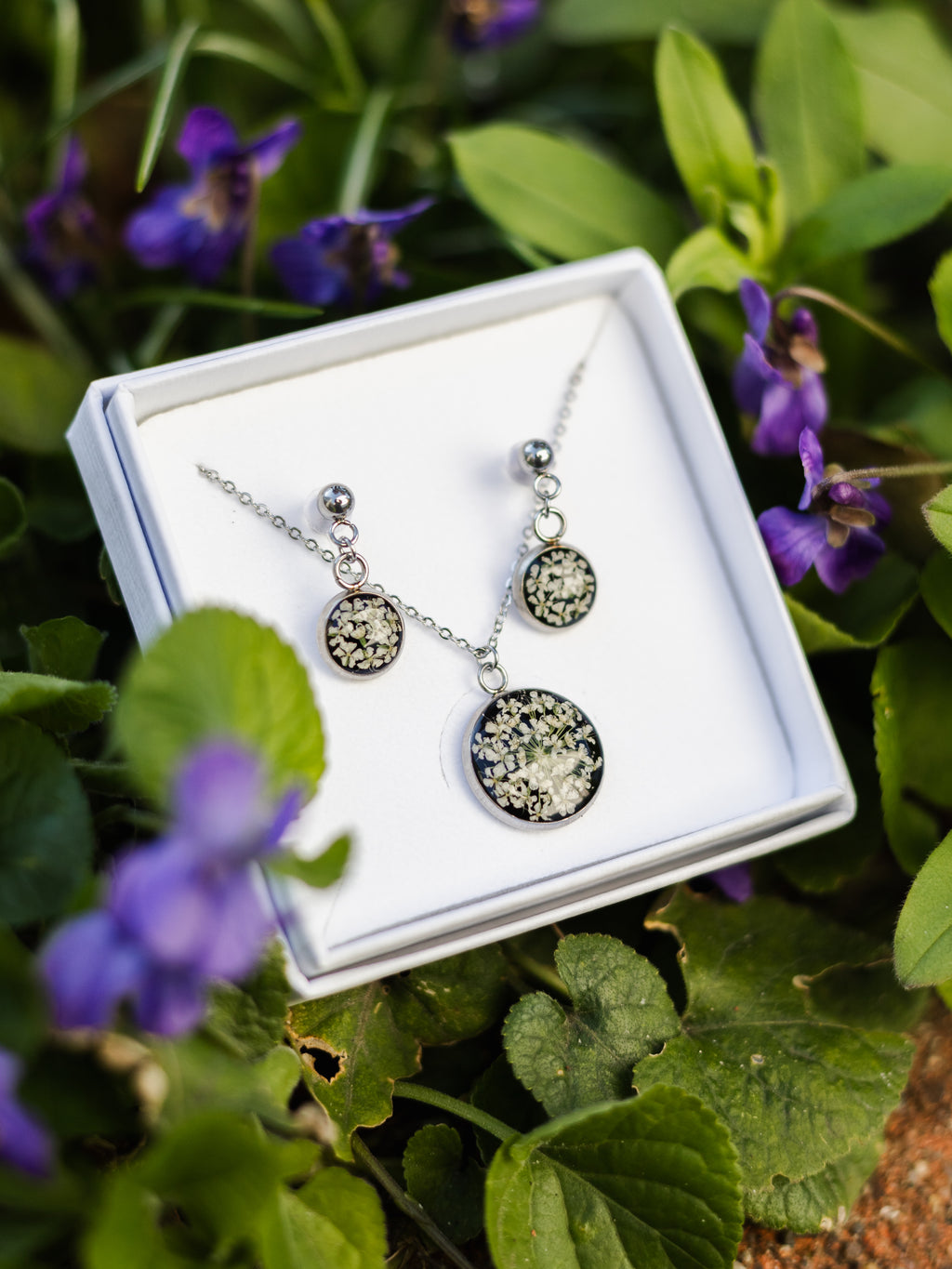 Schmuckset mit echten, winzigen Blüten | Geschenke zum Muttertag | Usedom Schmuck | Blütenschmuck | Naturschmuck | Allergieschmuck | Chirurgenstahl Ohrringe | Schwarzer Schmuck | Gothic Schmuck