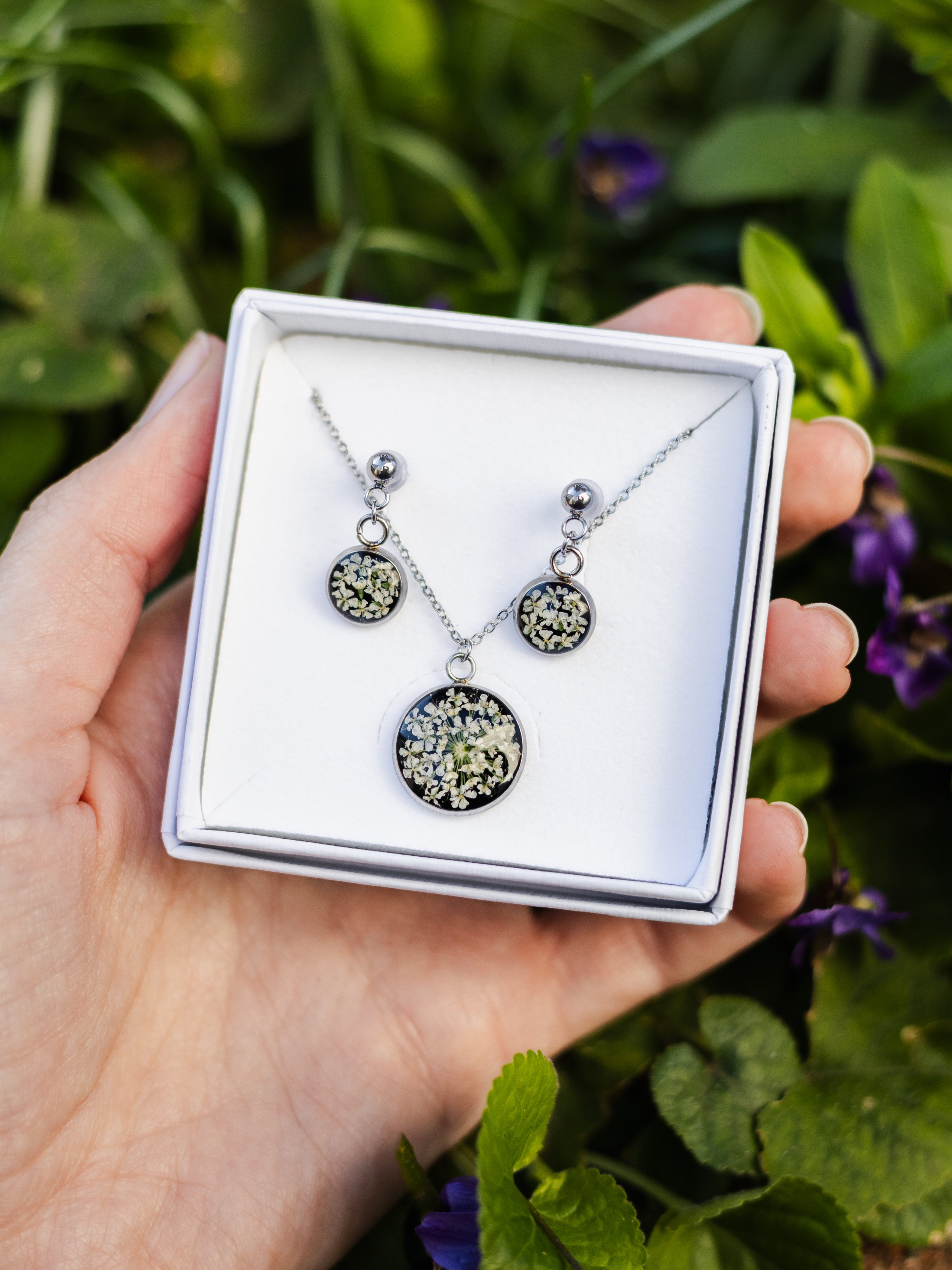 Schmuckset mit echten, winzigen Blüten | Geschenke zum Muttertag | Usedom Schmuck | Blütenschmuck | Naturschmuck | Allergieschmuck | Chirurgenstahl Ohrringe | Schwarzer Schmuck | Gothic Schmuck