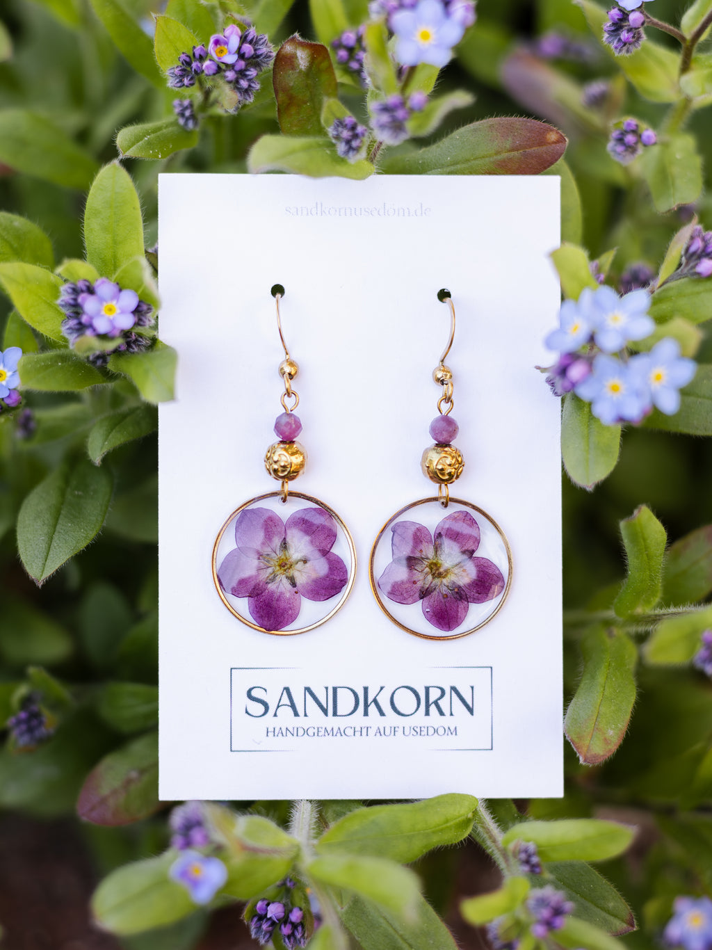 Ohrringe mit echten Blüten und Turmalinperlen - SANDKORN Usedom | Naturschmuck | Schmuck mit Pflanzen | Allergiefreundliche Ohrringe | Chirurgenstahl Ohrringe
