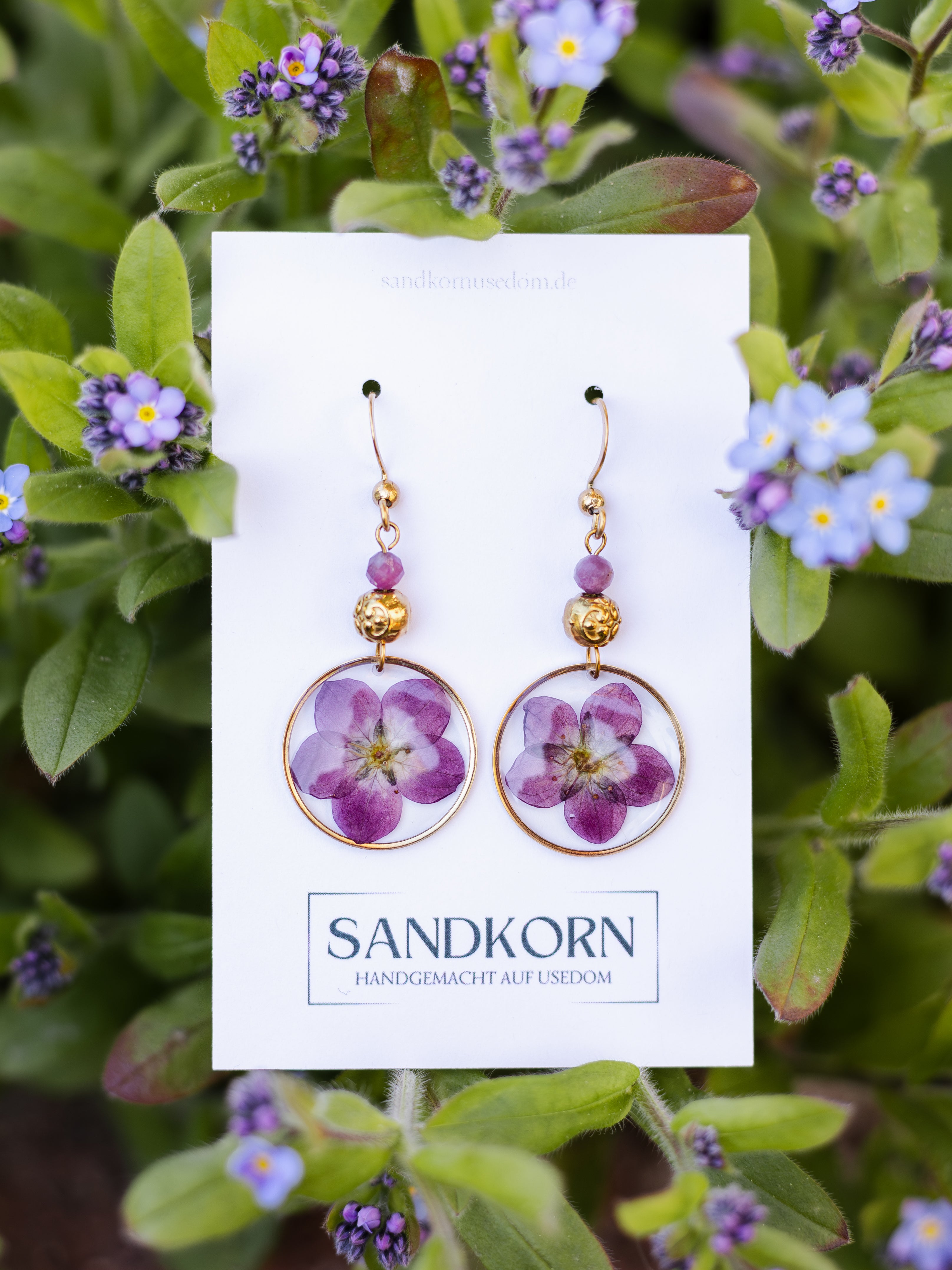 Ohrringe mit echten Blüten und Turmalinperlen - SANDKORN Usedom | Naturschmuck | Schmuck mit Pflanzen | Allergiefreundliche Ohrringe | Chirurgenstahl Ohrringe
