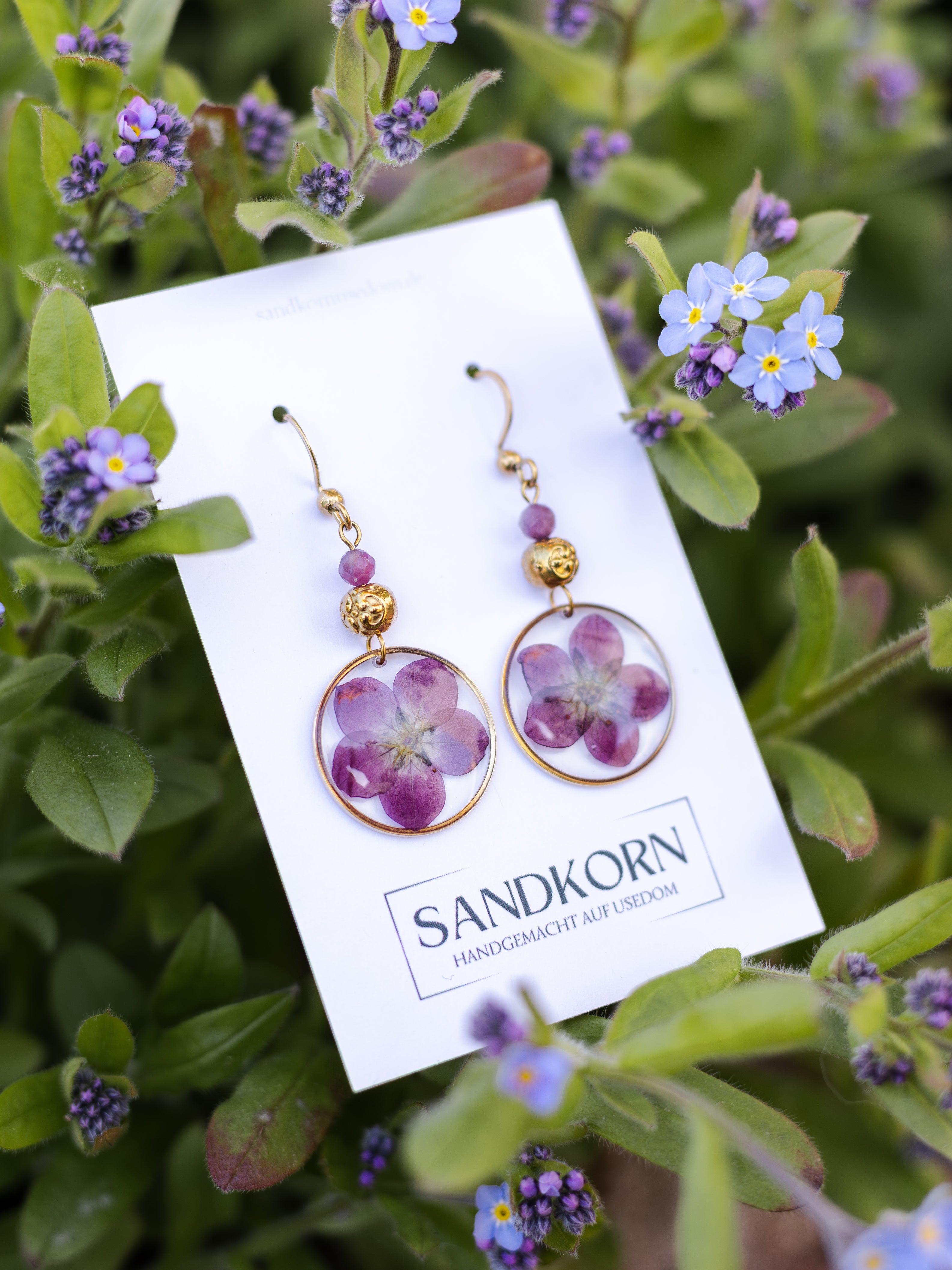 Ohrringe mit echten Blüten und Turmalinperlen - SANDKORN Usedom | Naturschmuck | Schmuck mit Pflanzen | Allergiefreundliche Ohrringe | Chirurgenstahl Ohrringe