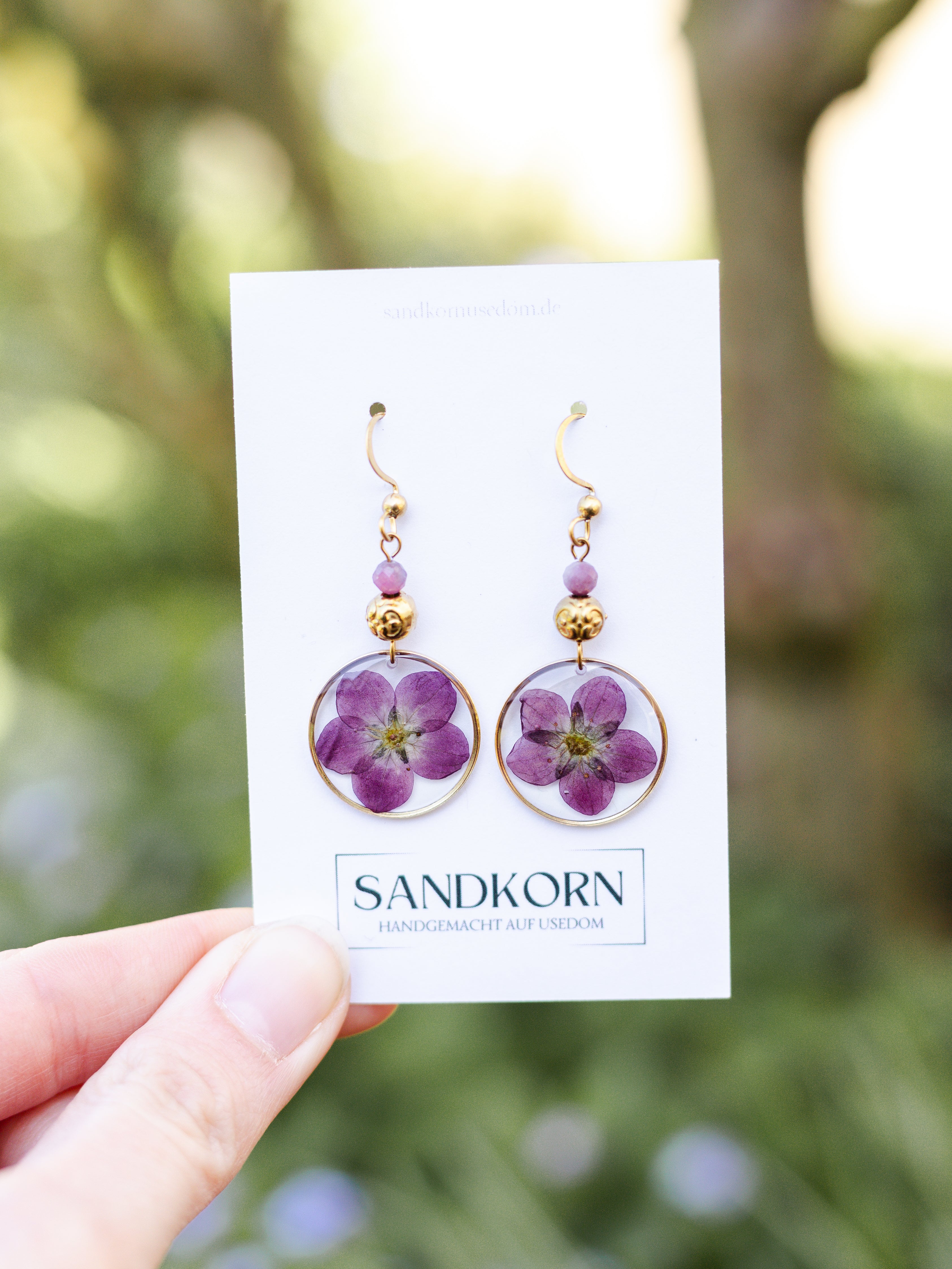 Ohrringe mit echten Blüten und Turmalinperlen - SANDKORN Usedom | Naturschmuck | Schmuck mit Pflanzen | Allergiefreundliche Ohrringe | Chirurgenstahl Ohrringe