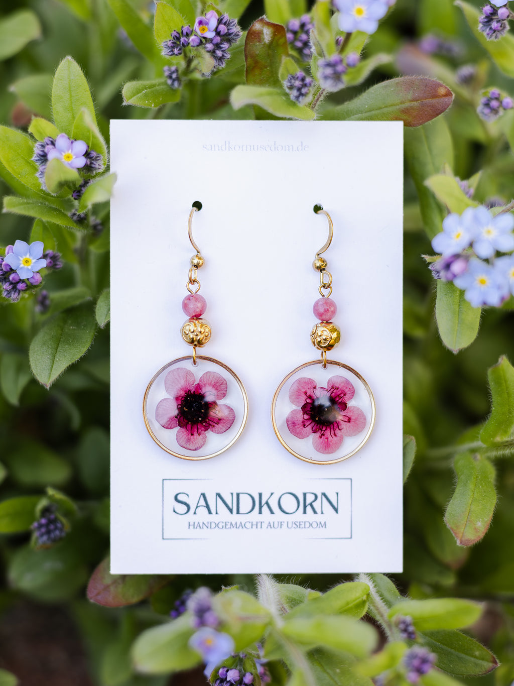 Ohrringe mit Manuka-Blüten und Jadeperlen - SANDKORN Usedom | Naturschmuck | Schmuck mit Pflanzen | Allergiefreundliche Ohrringe | Chirurgenstahl Ohrringe