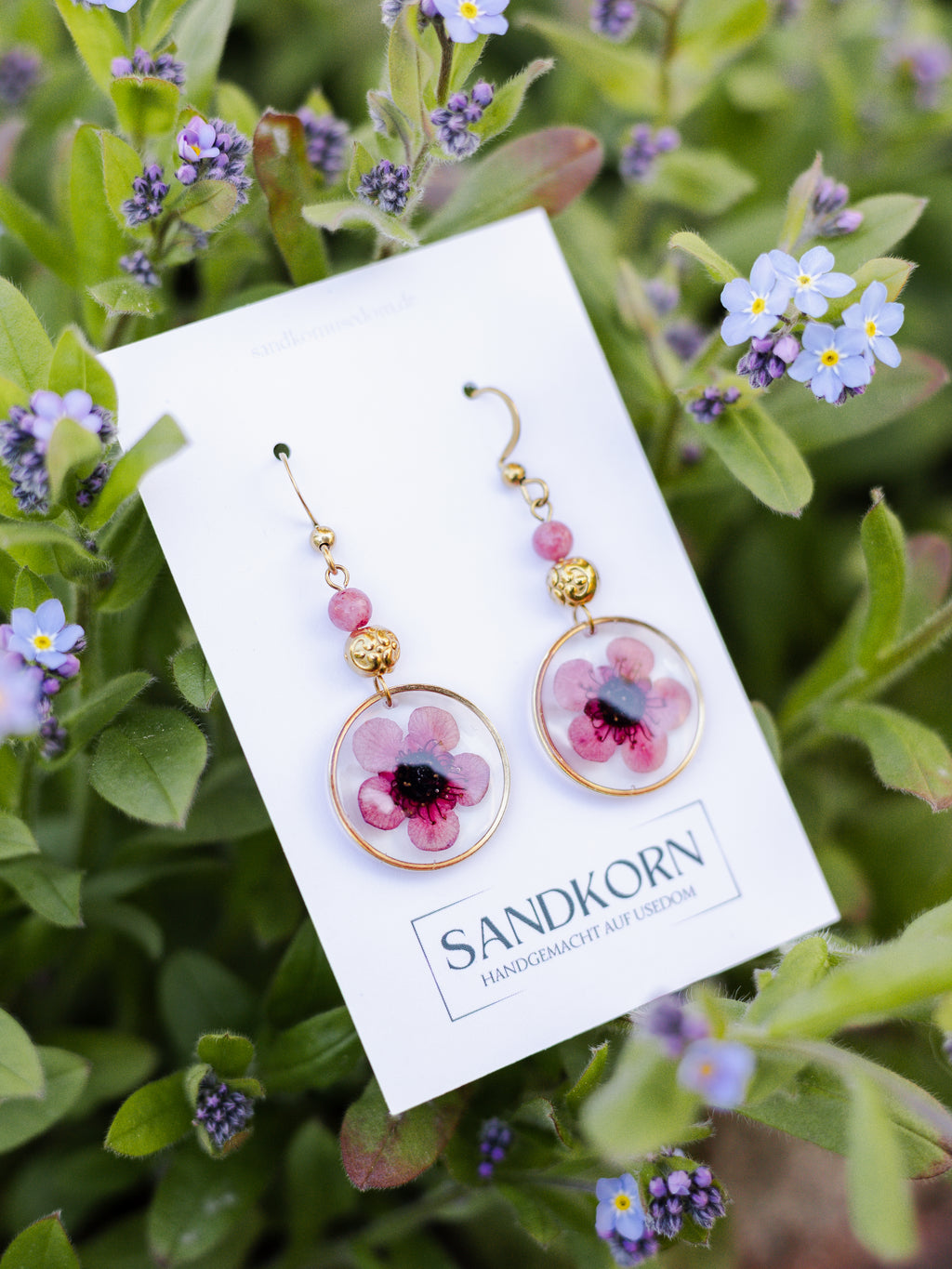 Ohrringe mit Manuka-Blüten und Jadeperlen - SANDKORN Usedom | Naturschmuck | Schmuck mit Pflanzen | Allergiefreundliche Ohrringe | Chirurgenstahl Ohrringe