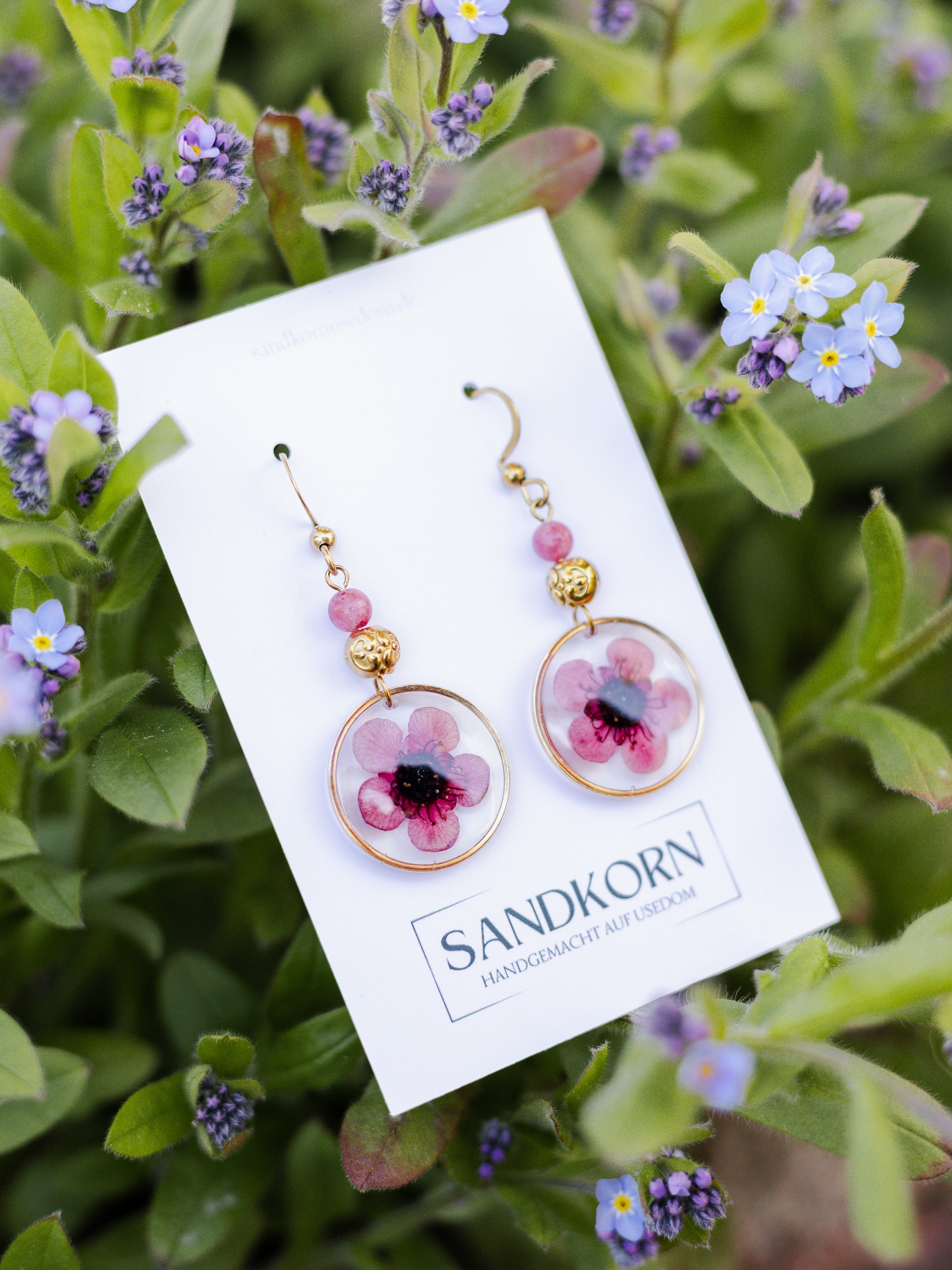 Ohrringe mit Manuka-Blüten und Jadeperlen - SANDKORN Usedom | Naturschmuck | Schmuck mit Pflanzen | Allergiefreundliche Ohrringe | Chirurgenstahl Ohrringe