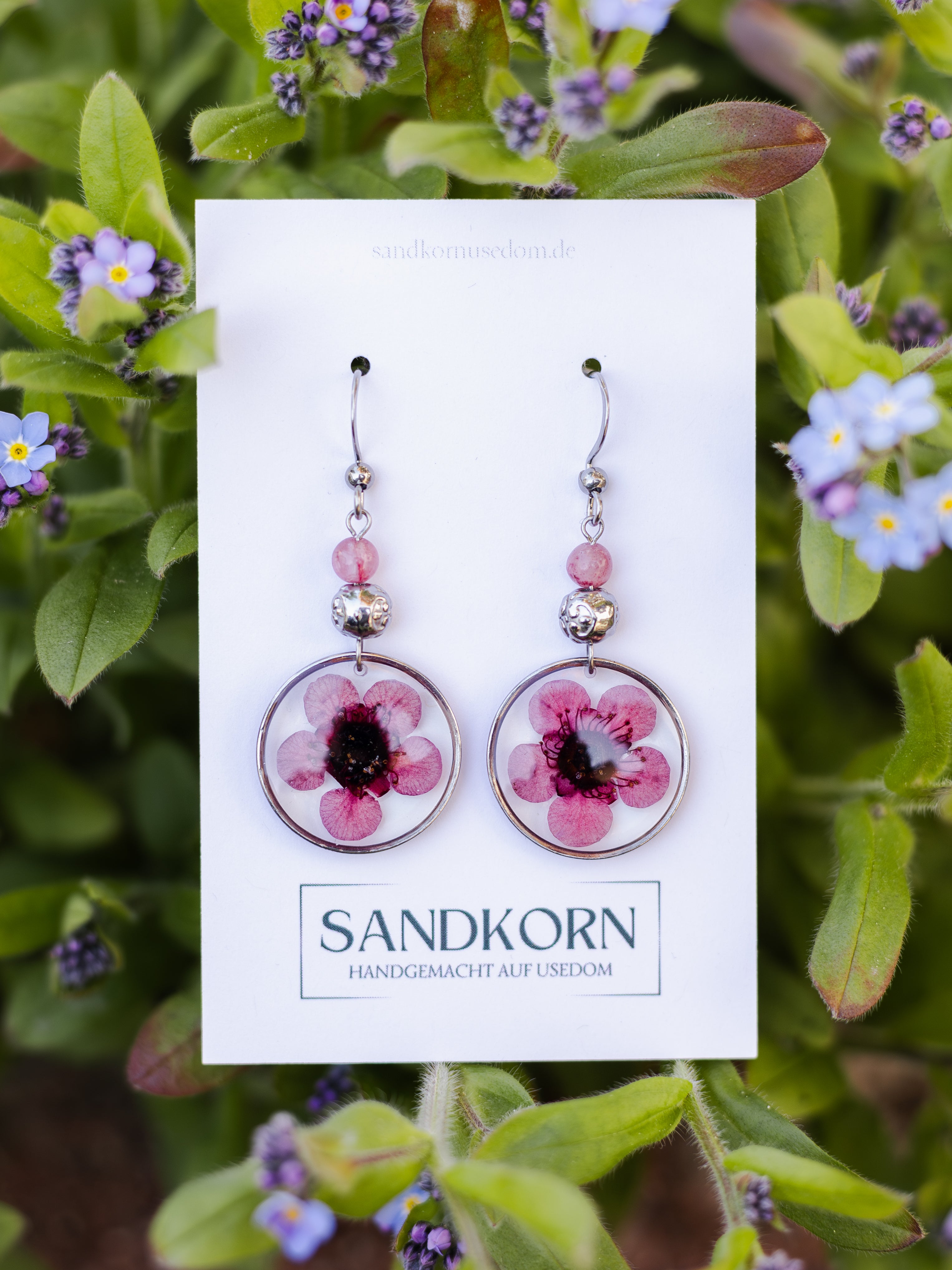 Ohrringe mit Manuka-Blüten und Jadeperlen - SANDKORN Usedom | Naturschmuck | Schmuck mit Pflanzen | Allergiefreundliche Ohrringe | Chirurgenstahl Ohrringe