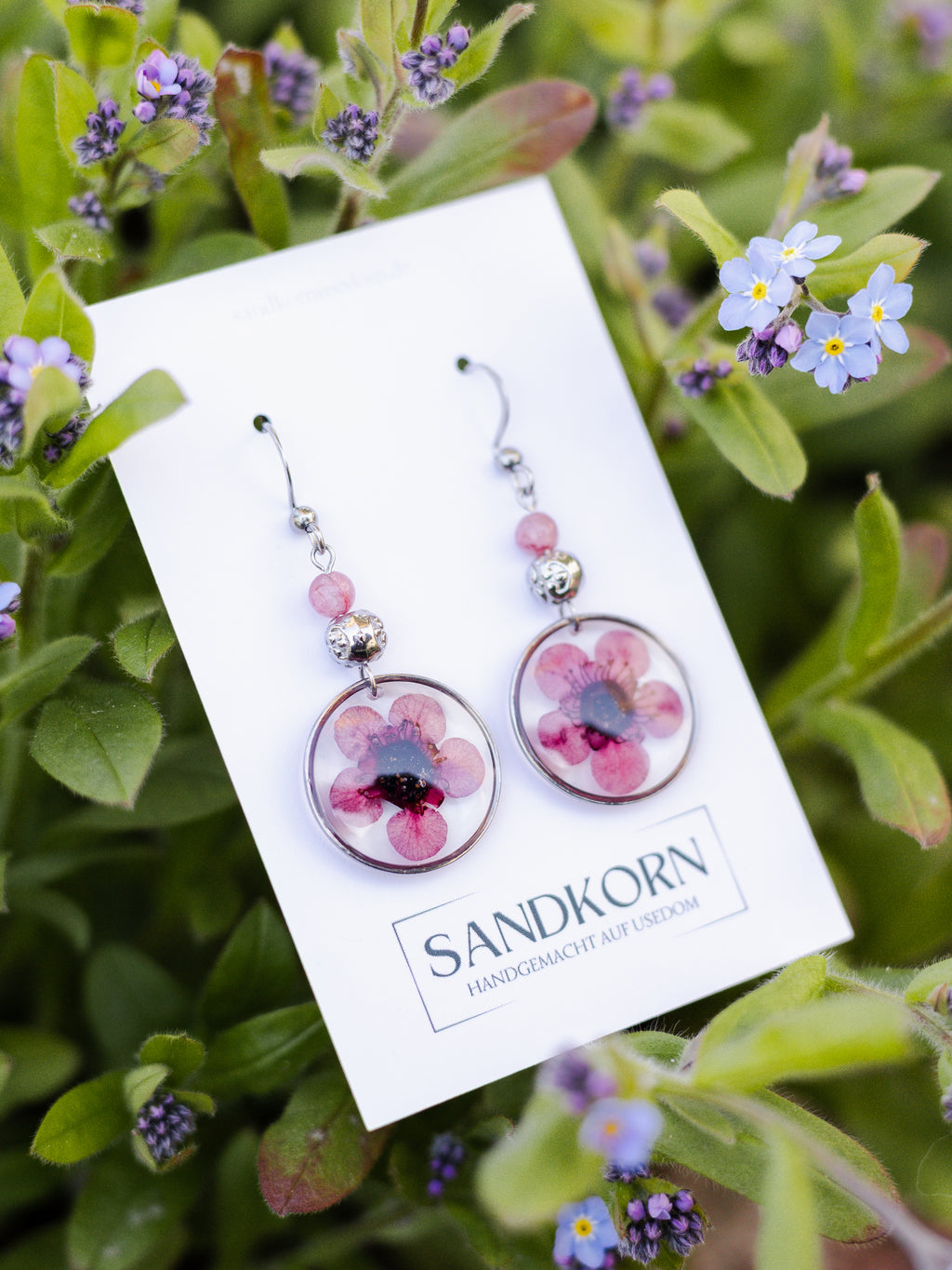 Ohrringe mit Manuka-Blüten und Jadeperlen - SANDKORN Usedom | Naturschmuck | Schmuck mit Pflanzen | Allergiefreundliche Ohrringe | Chirurgenstahl Ohrringe