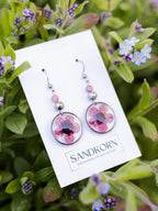 Ohrringe mit Manuka-Blüten und Jadeperlen - SANDKORN Usedom | Naturschmuck | Schmuck mit Pflanzen | Allergiefreundliche Ohrringe | Chirurgenstahl Ohrringe