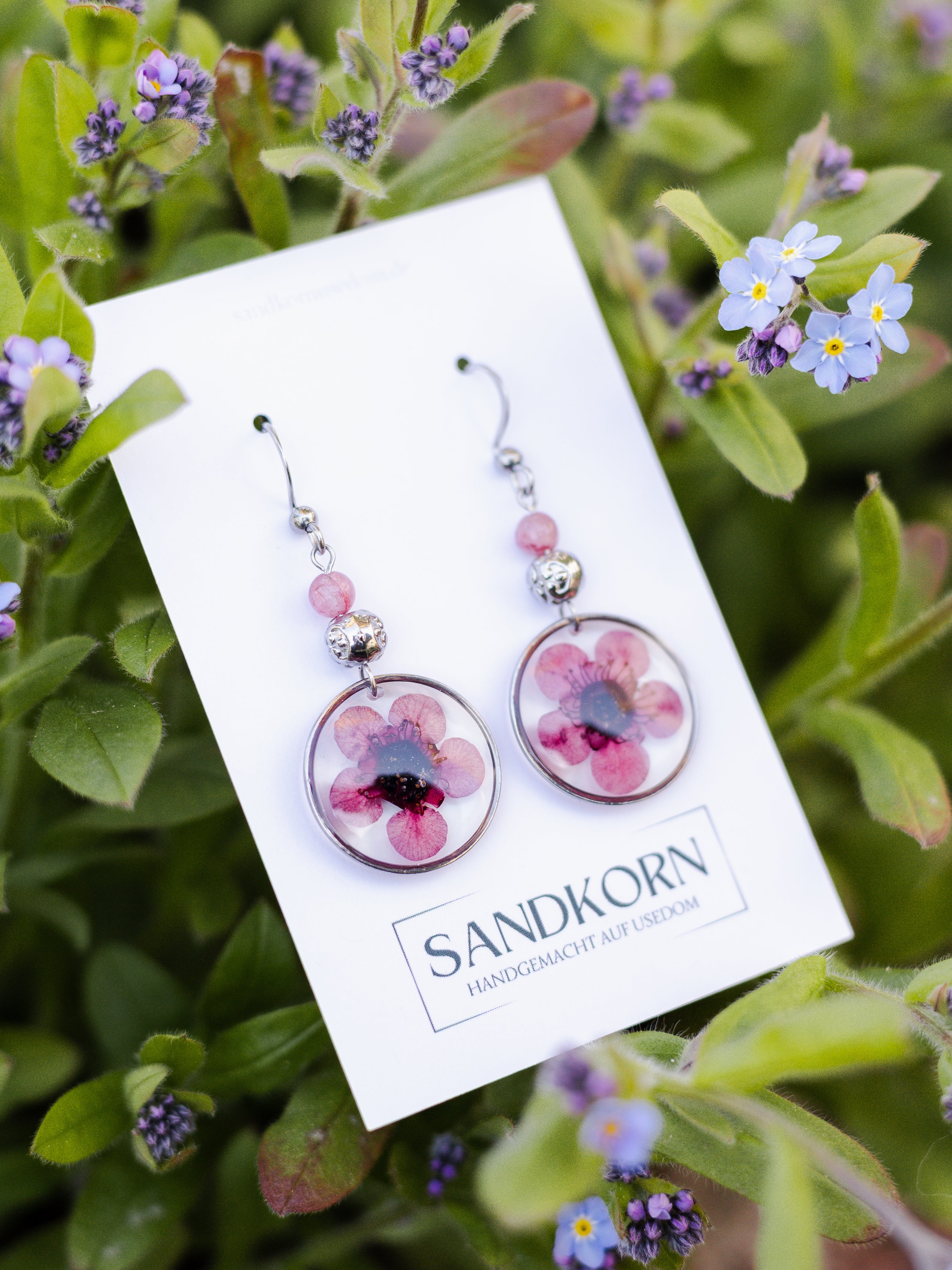 Ohrringe mit Manuka-Blüten und Jadeperlen - SANDKORN Usedom | Naturschmuck | Schmuck mit Pflanzen | Allergiefreundliche Ohrringe | Chirurgenstahl Ohrringe