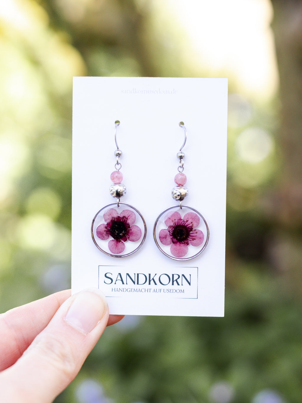 Ohrringe mit Manuka-Blüten und Jadeperlen - SANDKORN Usedom | Naturschmuck | Schmuck mit Pflanzen | Allergiefreundliche Ohrringe | Chirurgenstahl Ohrringe