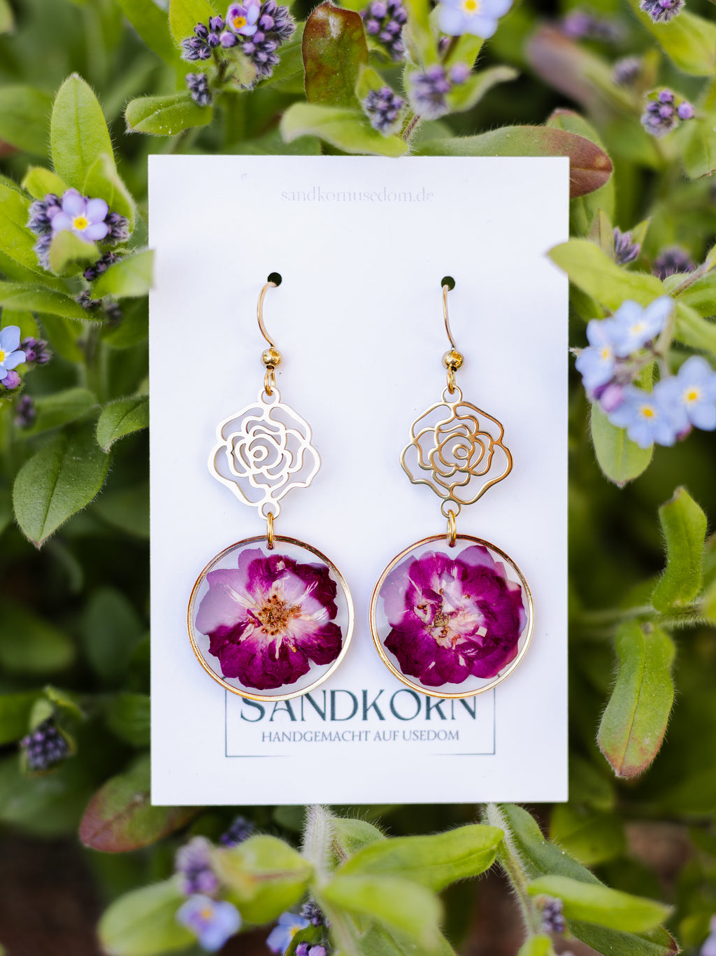 Ohrringe mit echten Rosen - SANDKORN Usedom | Naturschmuck | Schmuck mit Pflanzen | Allergiefreundliche Ohrringe | Chirurgenstahl Ohrringe