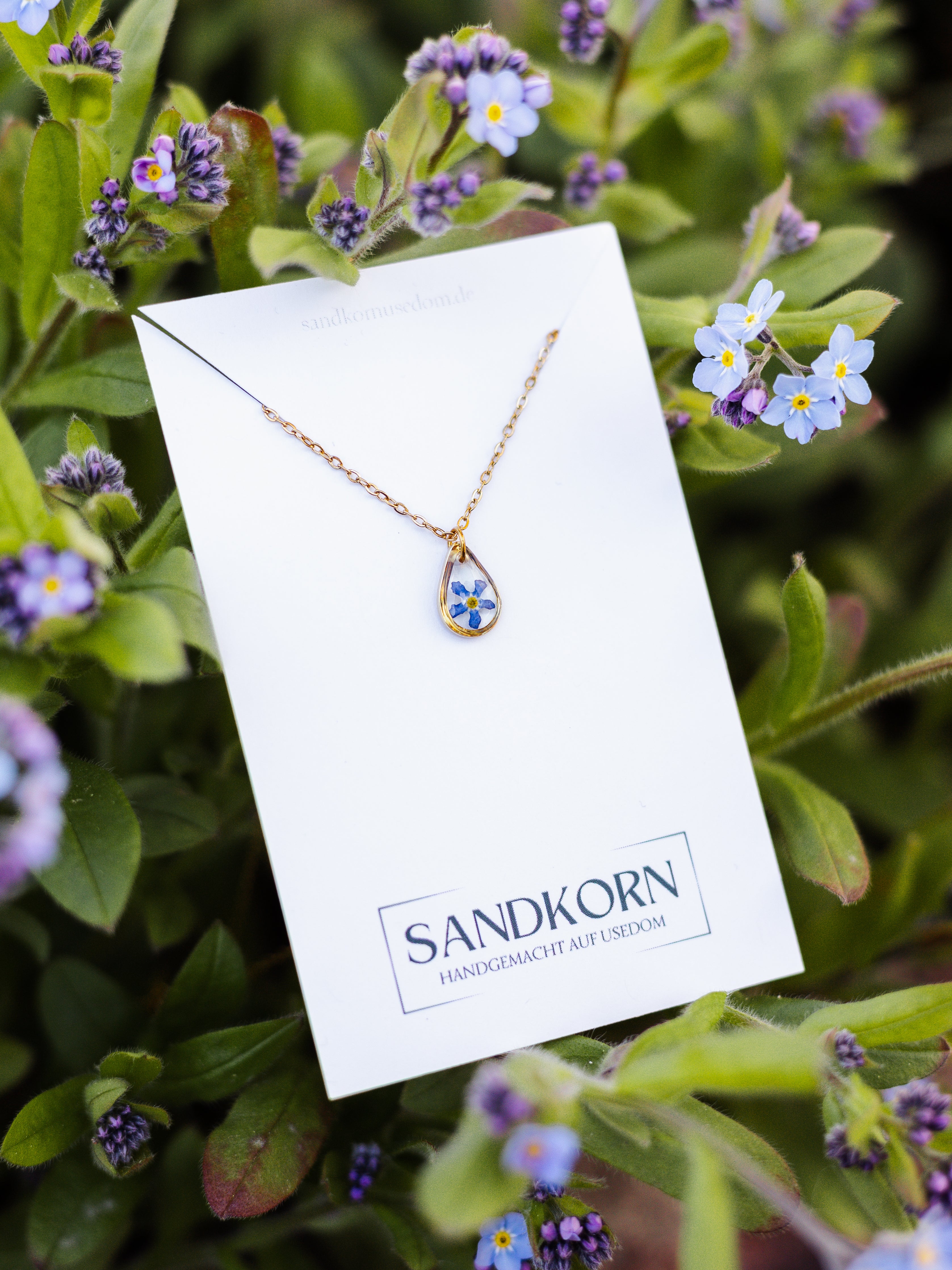 Dezente Halskette mit echten Blüten | Epoxidharz-Schmuck | Usedom Schmuck | Schmuck mit Pflanzen | Edelstahl Halskette | Vergissmeinnicht Schmuck