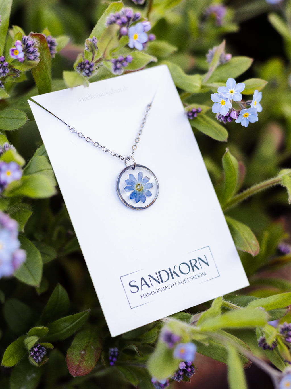 Dezente Halskette mit echten Blüten | Epoxidharz-Schmuck | Usedom Schmuck | Schmuck mit Pflanzen | Edelstahl Halskette | Vergissmeinnicht Schmuck