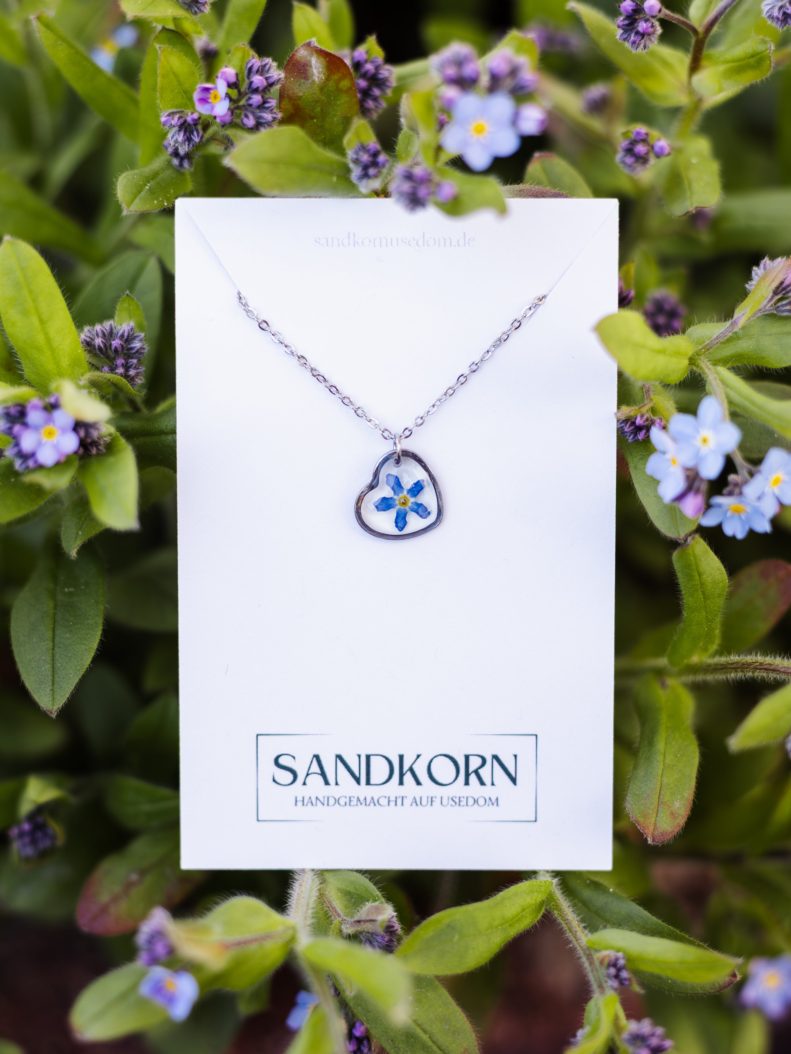Dezente Halskette mit echten Blüten | Epoxidharz-Schmuck | Usedom Schmuck | Schmuck mit Pflanzen | Edelstahl Halskette | Vergissmeinnicht Schmuck