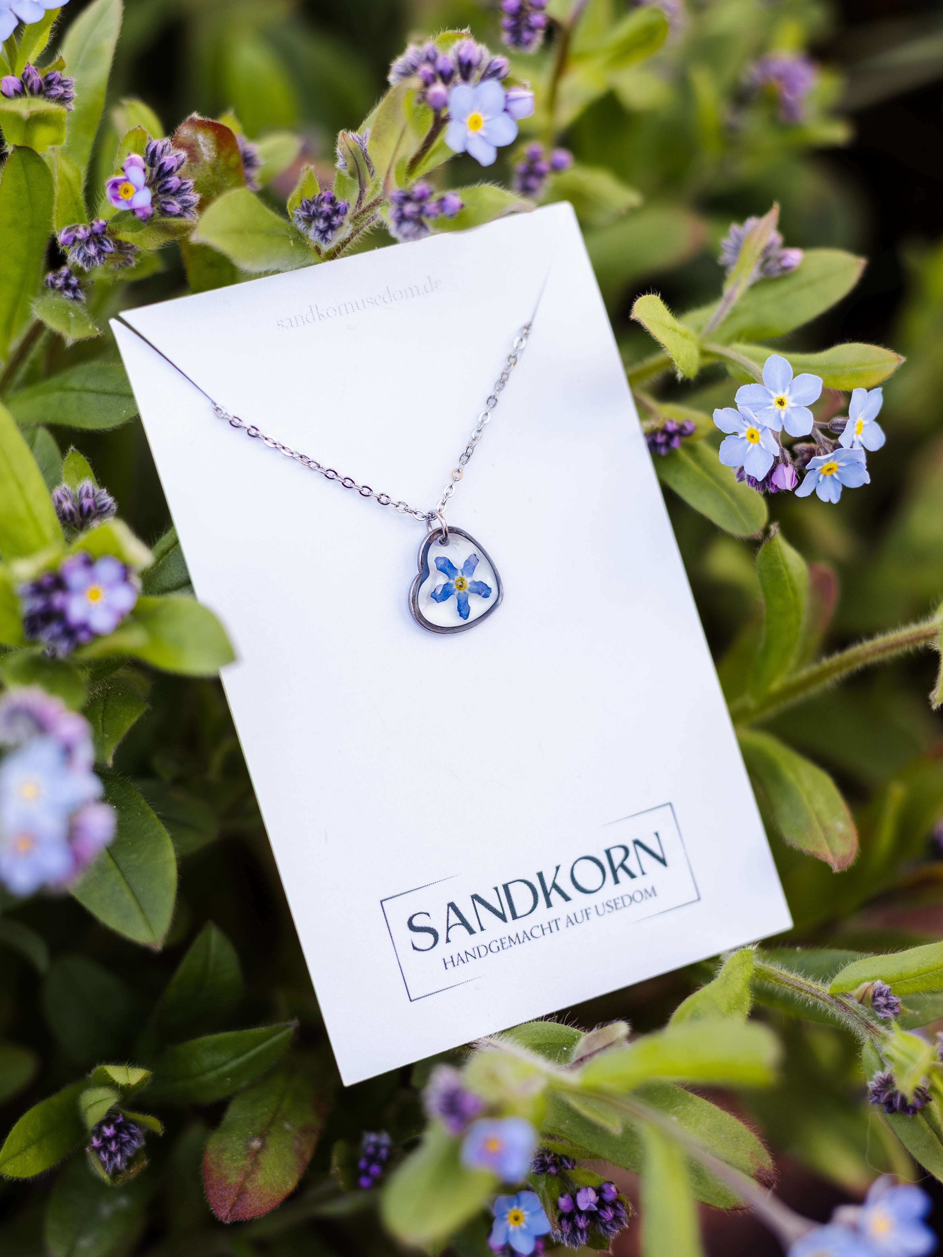 Dezente Halskette mit echten Blüten | Epoxidharz-Schmuck | Usedom Schmuck | Schmuck mit Pflanzen | Edelstahl Halskette | Vergissmeinnicht Schmuck