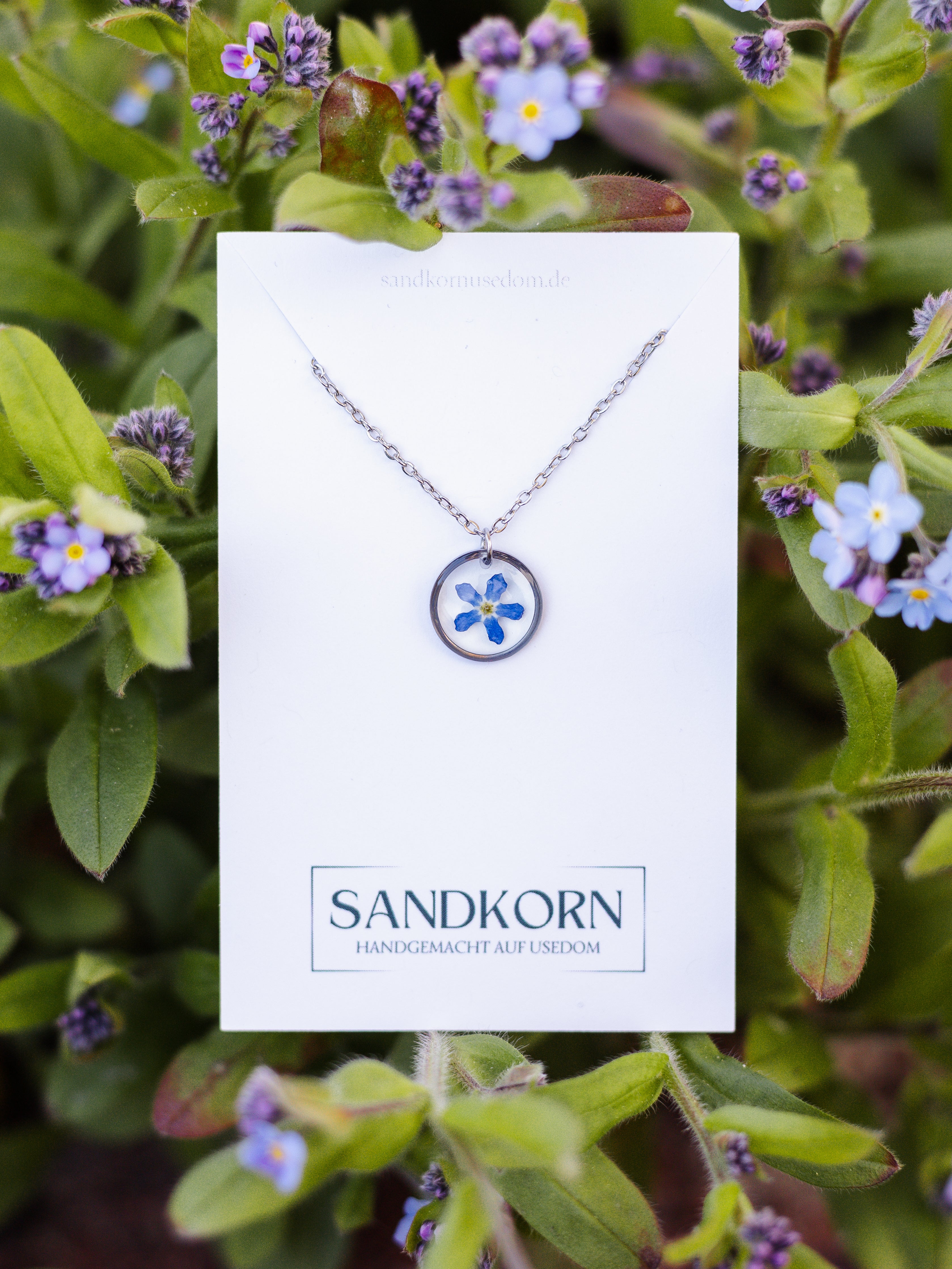 Dezente Halskette mit echten Blüten | Epoxidharz-Schmuck | Usedom Schmuck | Schmuck mit Pflanzen | Edelstahl Halskette | Vergissmeinnicht Schmuck