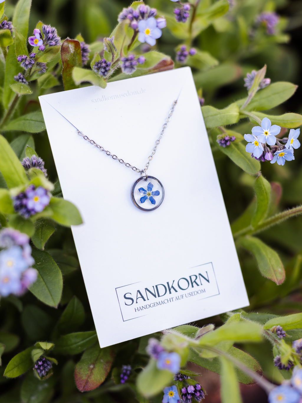 Dezente Halskette mit echten Blüten | Epoxidharz-Schmuck | Usedom Schmuck | Schmuck mit Pflanzen | Edelstahl Halskette | Vergissmeinnicht Schmuck