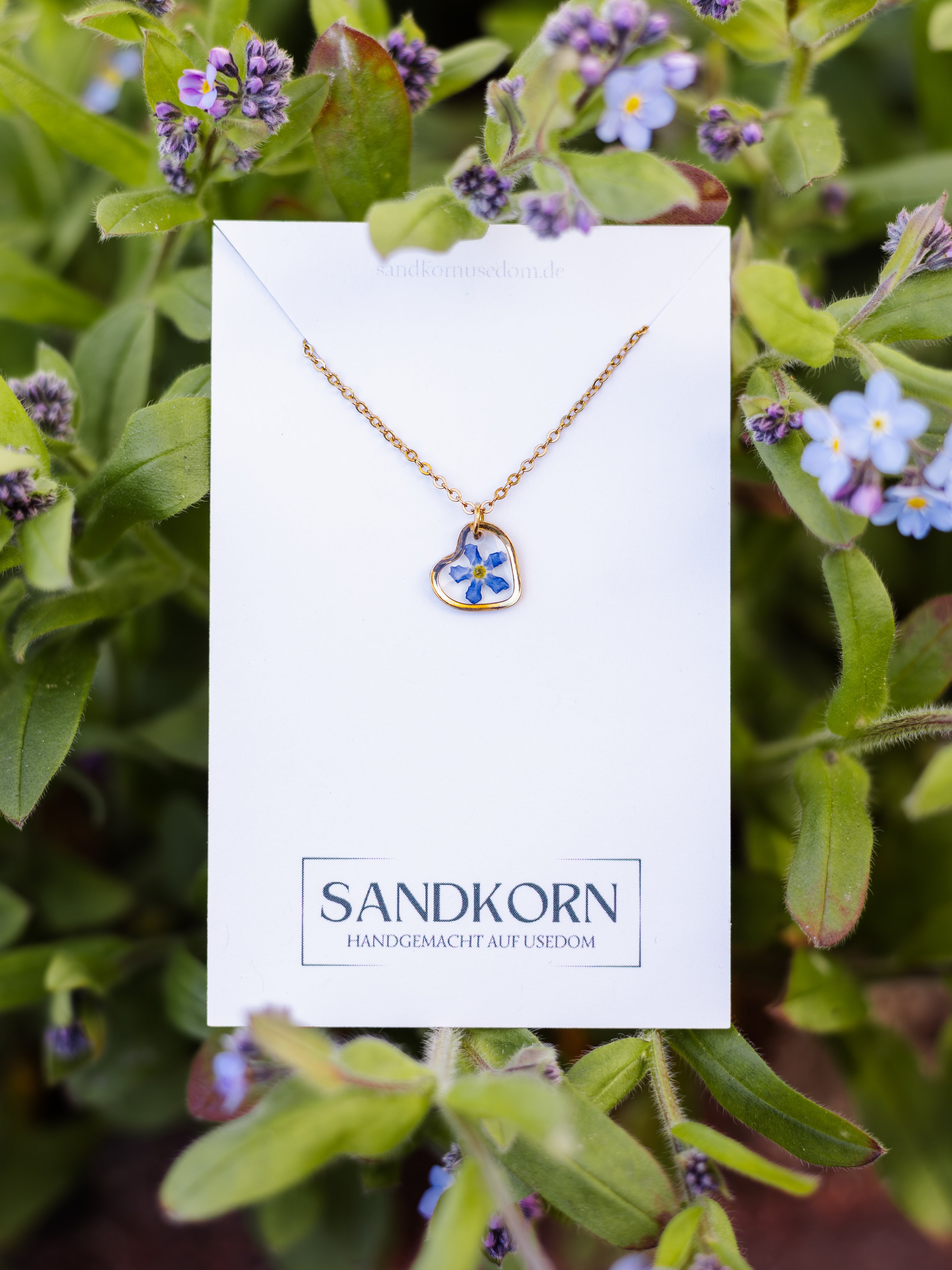 Dezente Halskette mit echten Blüten | Epoxidharz-Schmuck | Usedom Schmuck | Schmuck mit Pflanzen | Edelstahl Halskette | Vergissmeinnicht Schmuck