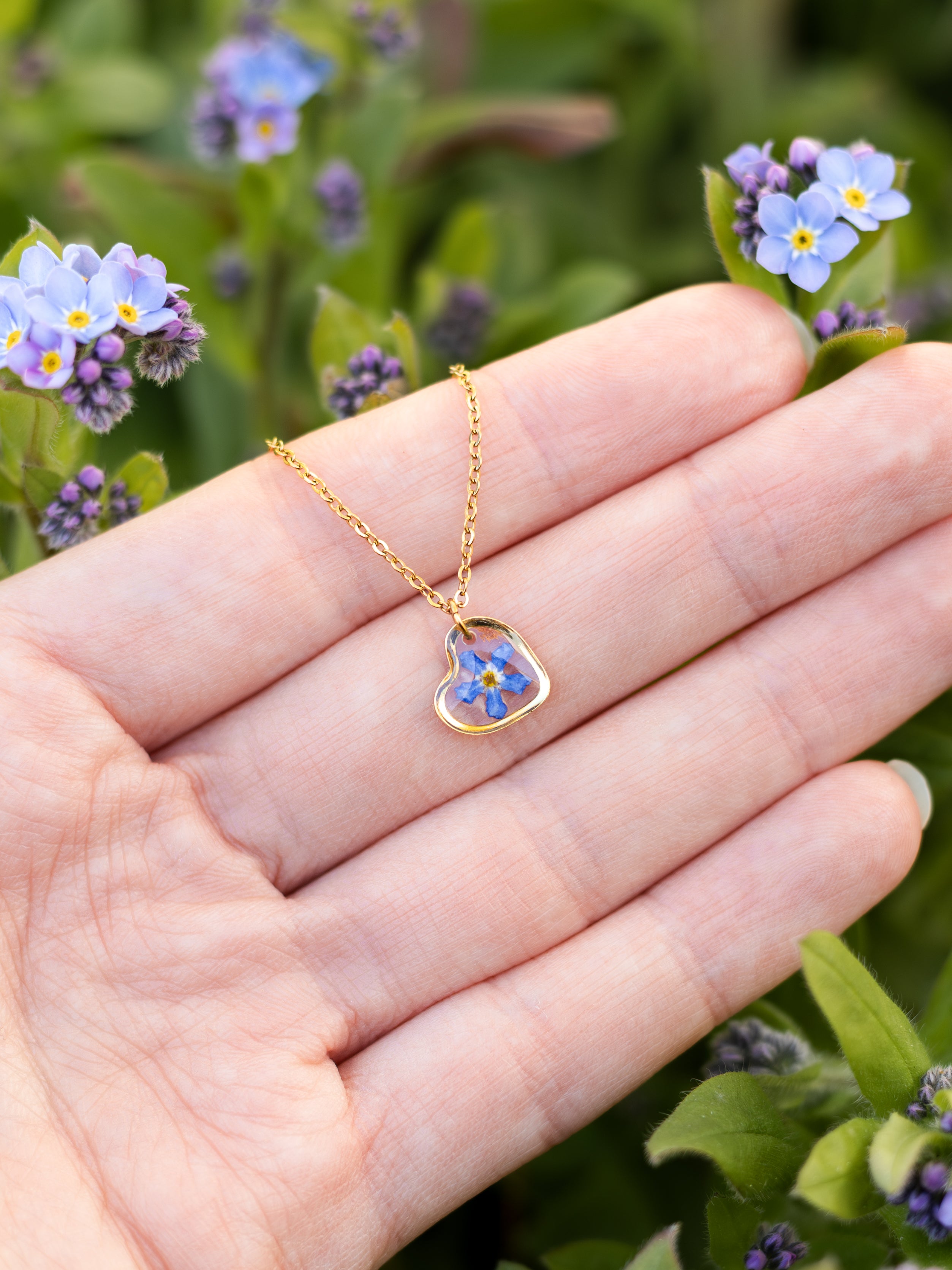 Dezente Halskette mit echten Blüten | Epoxidharz-Schmuck | Usedom Schmuck | Schmuck mit Pflanzen | Edelstahl Halskette | Vergissmeinnicht Schmuck