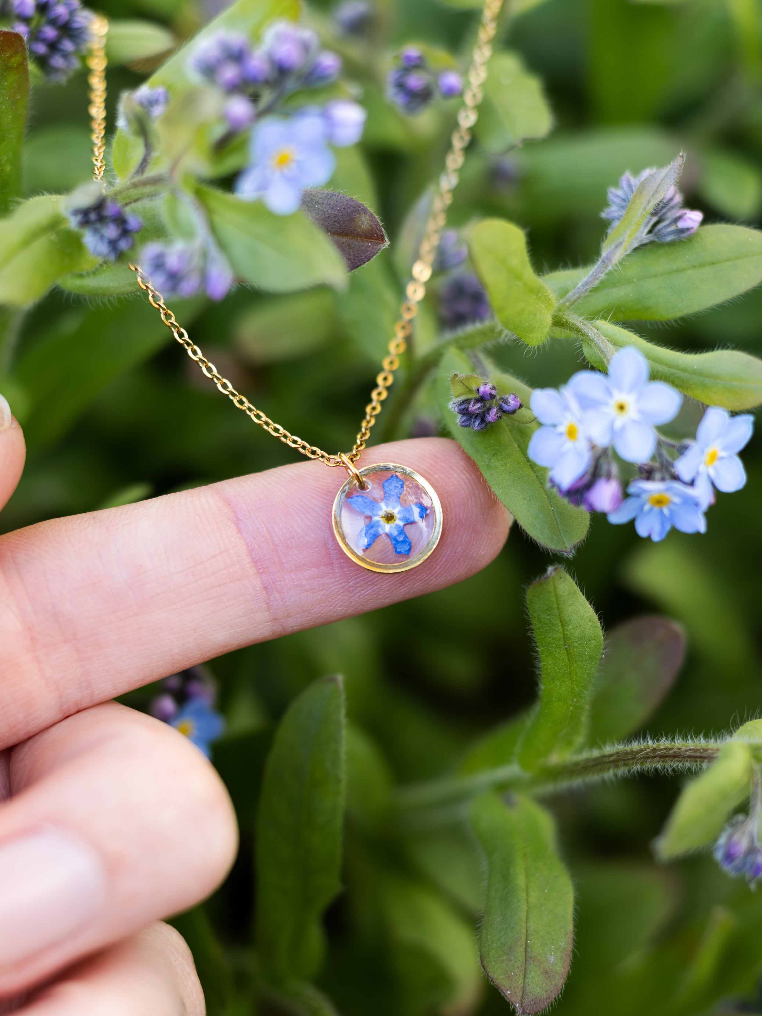 Dezente Halskette mit echten Blüten | Epoxidharz-Schmuck | Usedom Schmuck | Schmuck mit Pflanzen | Edelstahl Halskette | Vergissmeinnicht Schmuck