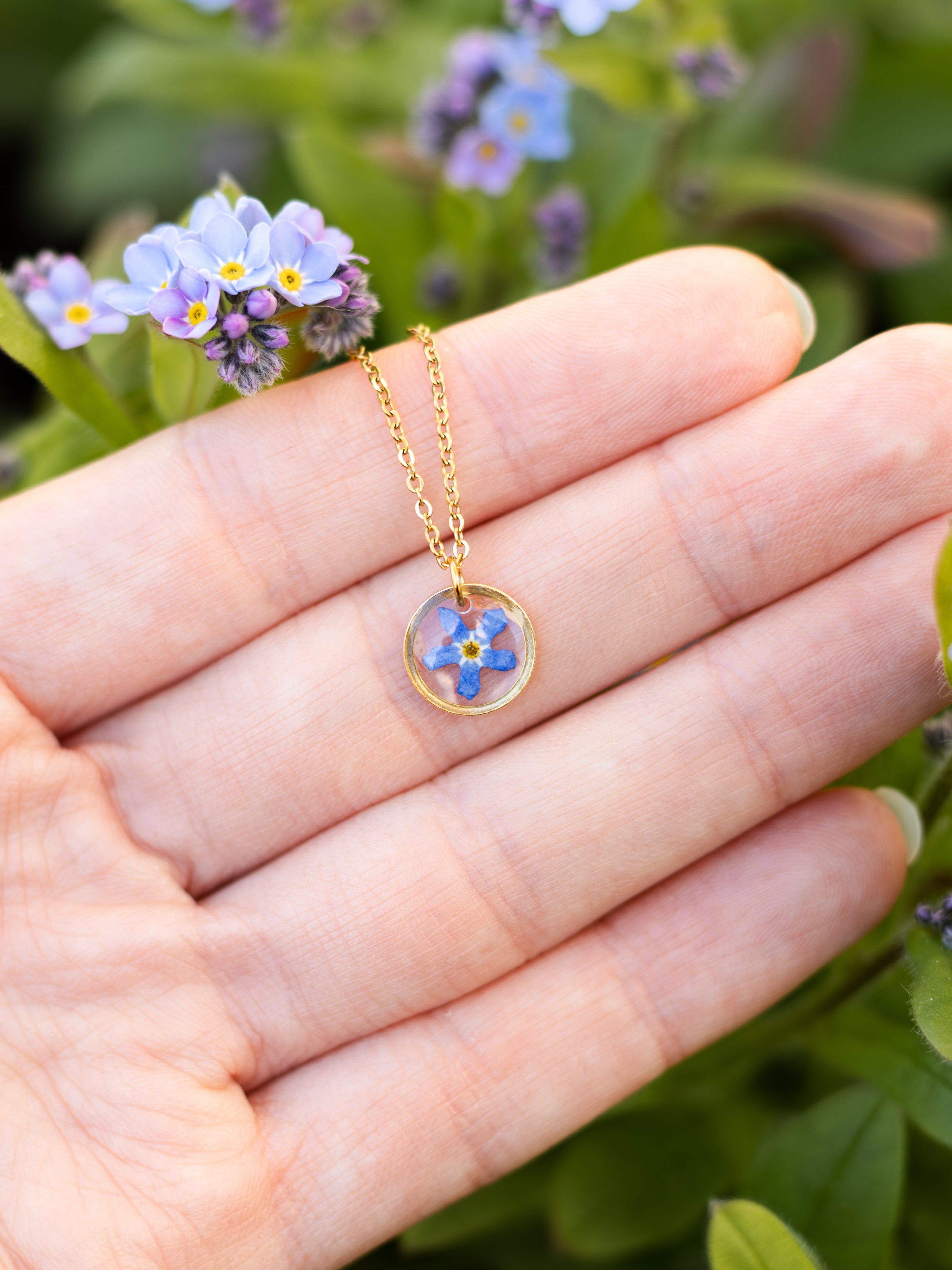 Dezente Halskette mit echten Blüten | Epoxidharz-Schmuck | Usedom Schmuck | Schmuck mit Pflanzen | Edelstahl Halskette | Vergissmeinnicht Schmuck