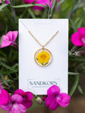 Dezente Halskette mit echten Blüten | Naturschmuck mit echten Pflanzen | Halskette mit Butterblume | PVD Vergoldung | Usedom Schmuck