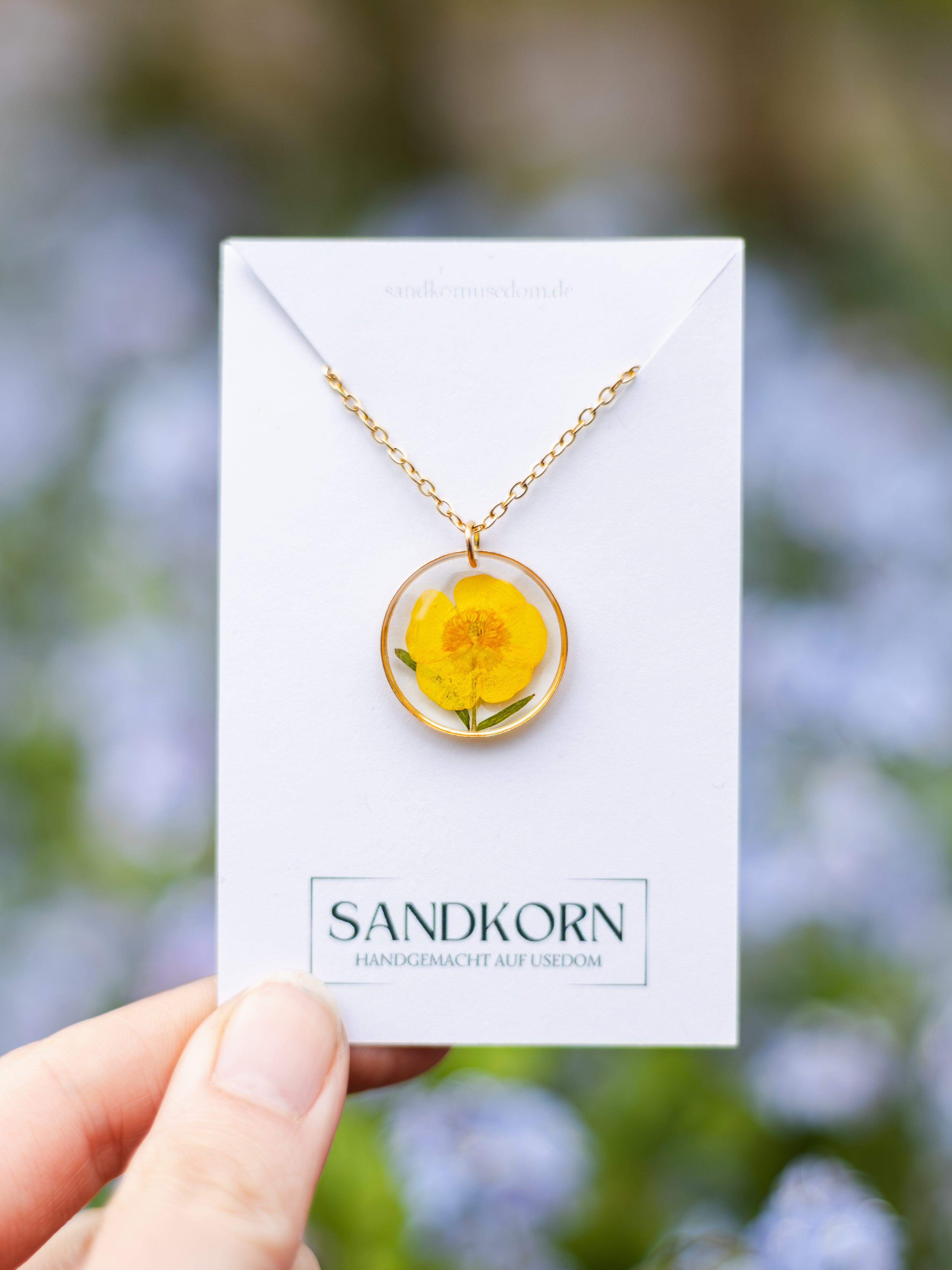 Dezente Halskette mit echten Blüten | Naturschmuck mit echten Pflanzen | Halskette mit Butterblume | PVD Vergoldung | Usedom Schmuck