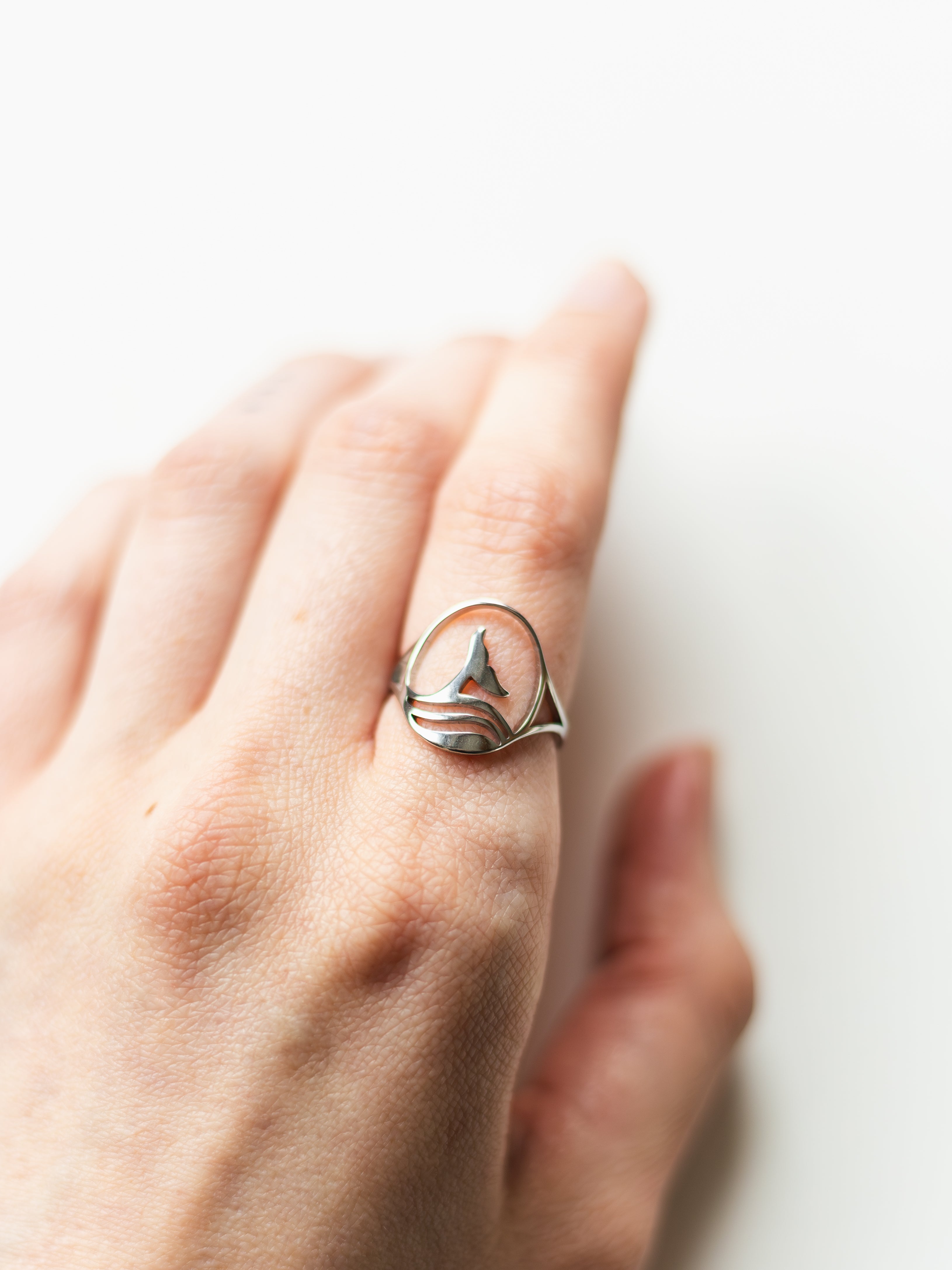 Eleganter Ring mit Walflosse und Wellen | Maritimer Schmuck | Edelstahl Ring | Usedom Schmuck | Schmuck mit Wal | Erinnerung Timmy Hope | Schmuck Timmy Hope Buckelwal