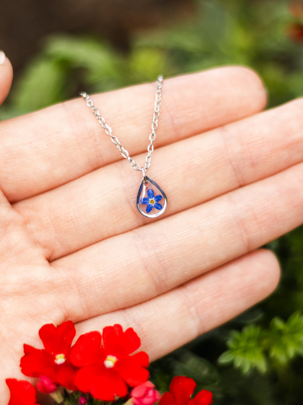 Romantische Halskette mit winzigen Blüten | Naturschmuck mit Pflanzen | Usedom Schmuck | Edelstahl Halskette | Handgemachter Schmuck | Schmuck mit Vergissmeinnicht | Dezenter Schmuck