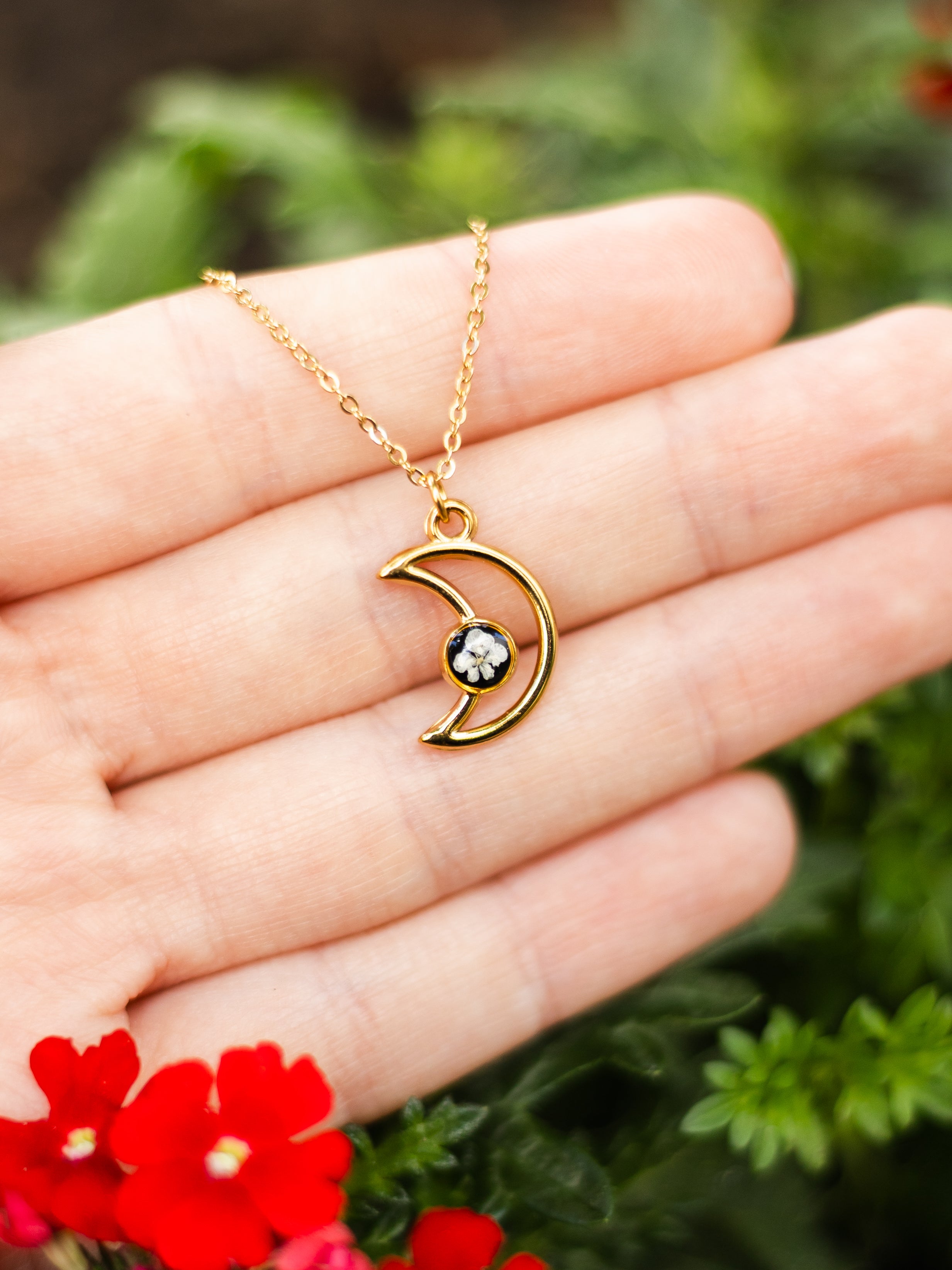Romantische Mond-Halskette mit echten Blüten | Naturschmuck mit Pflanzen | Usedom Schmuck | Edelstahl PVD vergoldet | Handgemachter Schmuck | Schmuck mit Mond | Gothic Halskette