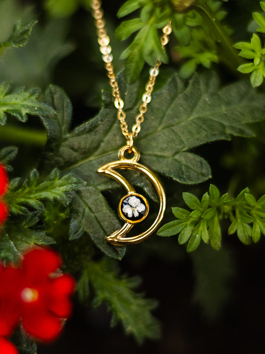 Romantische Mond-Halskette mit echten Blüten | Naturschmuck mit Pflanzen | Usedom Schmuck | Edelstahl PVD vergoldet | Handgemachter Schmuck | Schmuck mit Mond | Gothic Halskette