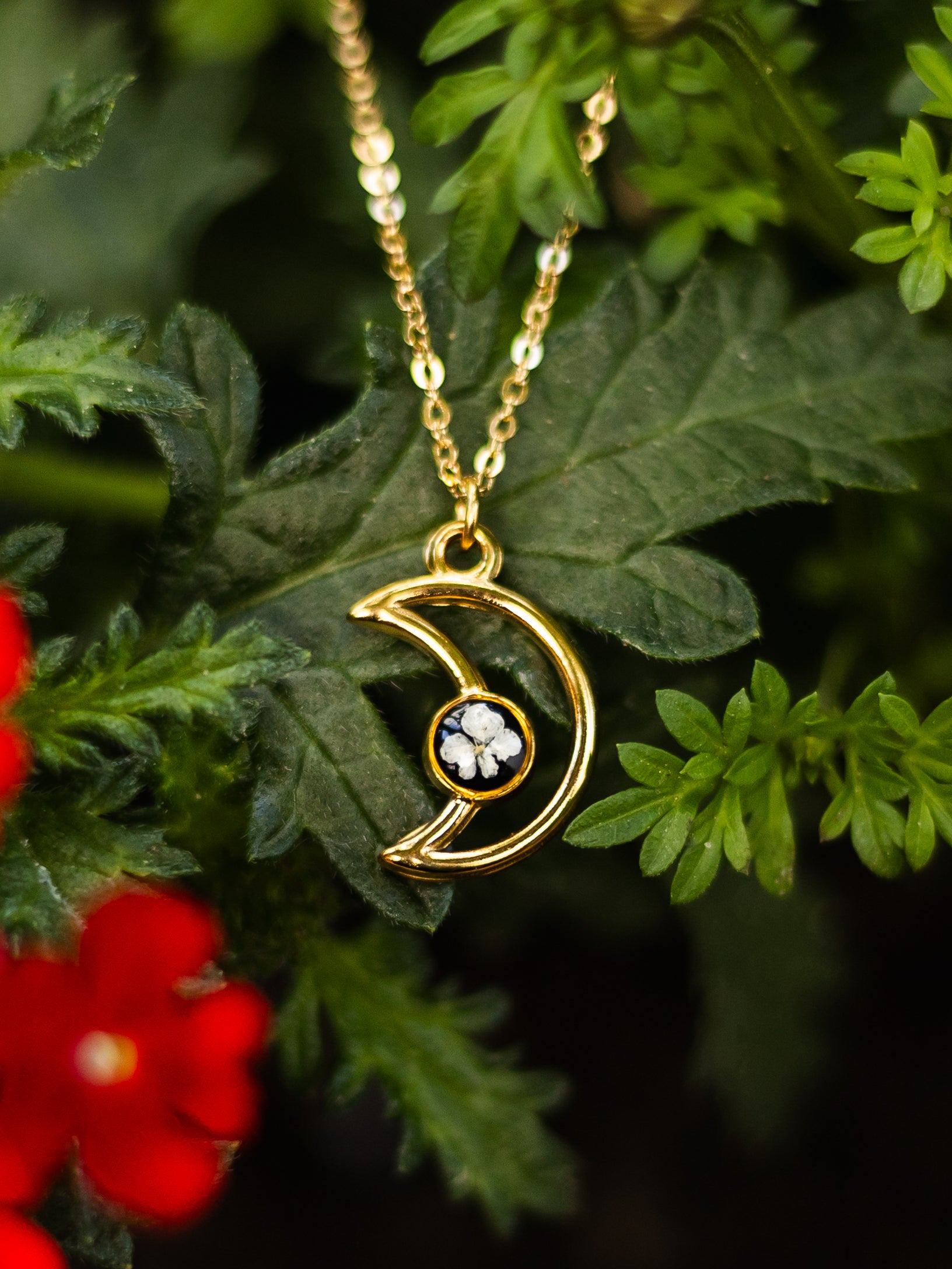 Romantische Mond-Halskette mit echten Blüten | Naturschmuck mit Pflanzen | Usedom Schmuck | Edelstahl PVD vergoldet | Handgemachter Schmuck | Schmuck mit Mond | Gothic Halskette