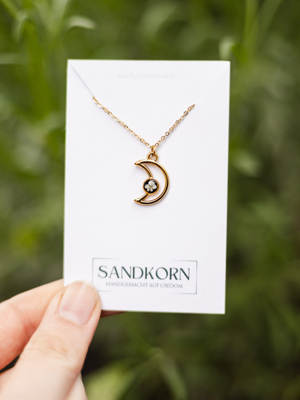 Romantische Mond-Halskette mit echten Blüten | Naturschmuck mit Pflanzen | Usedom Schmuck | Edelstahl PVD vergoldet | Handgemachter Schmuck | Schmuck mit Mond | Gothic Halskette