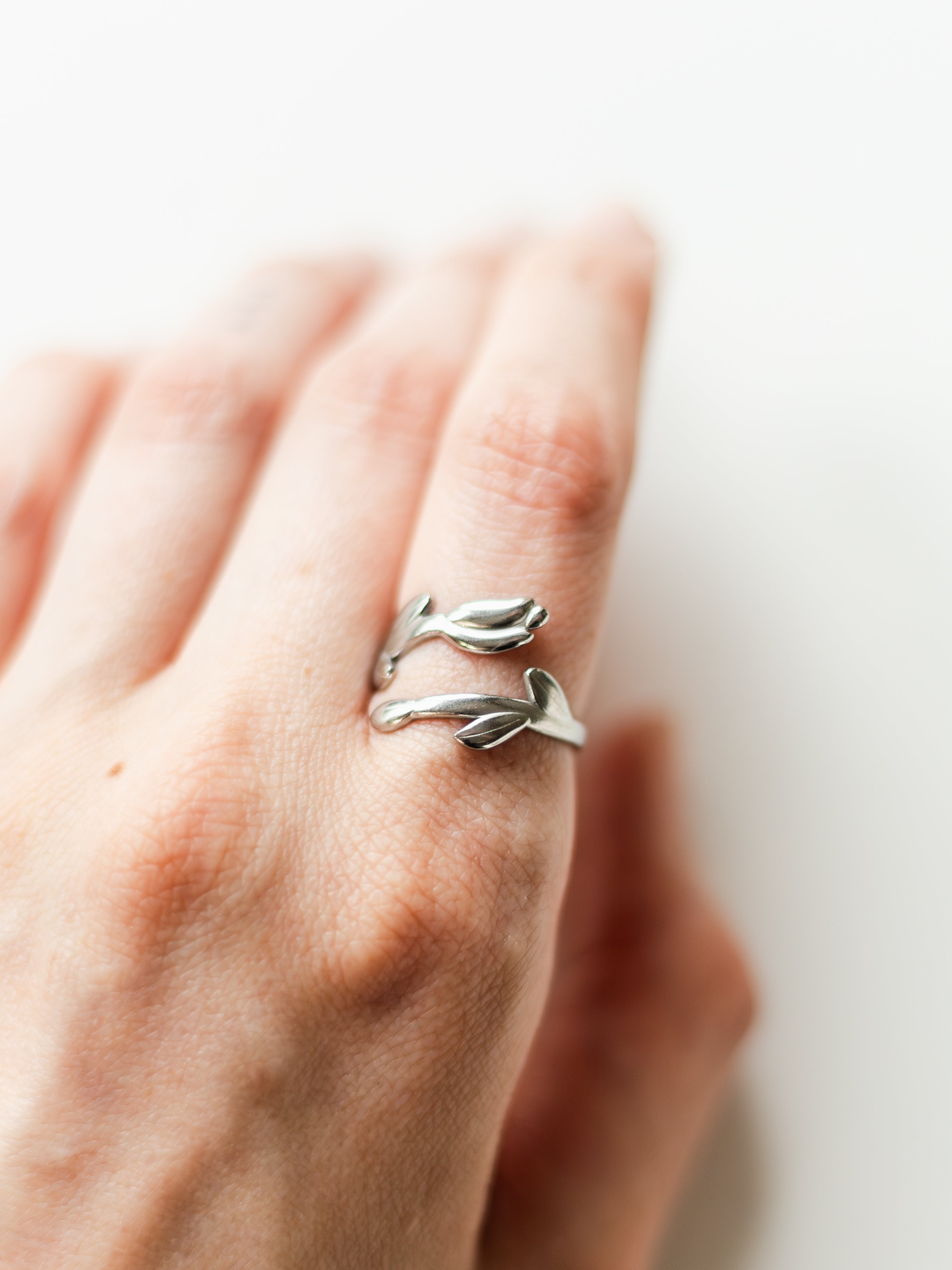 Ring mit Blumenranke