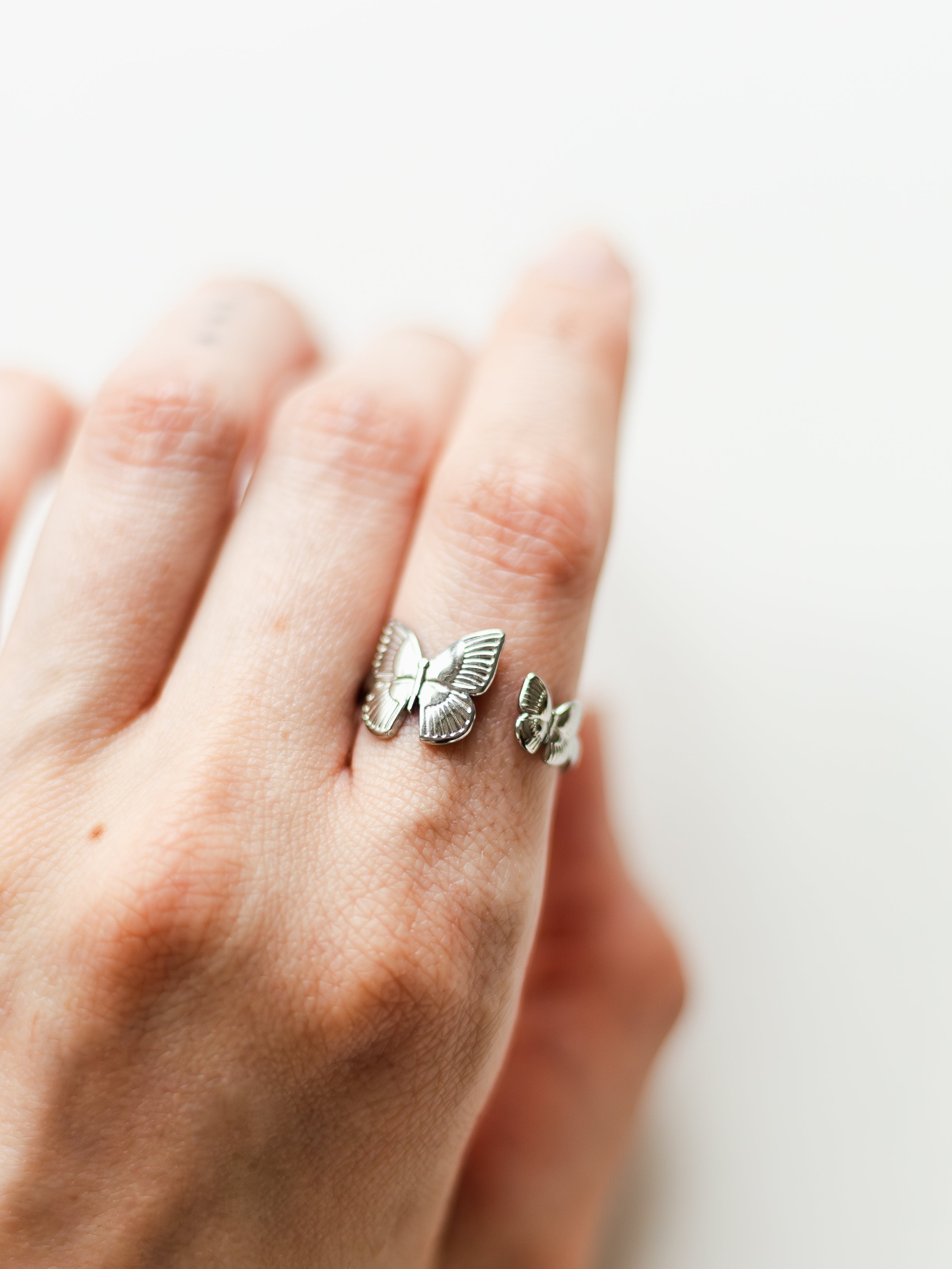 Ring mit Schmetterlingen