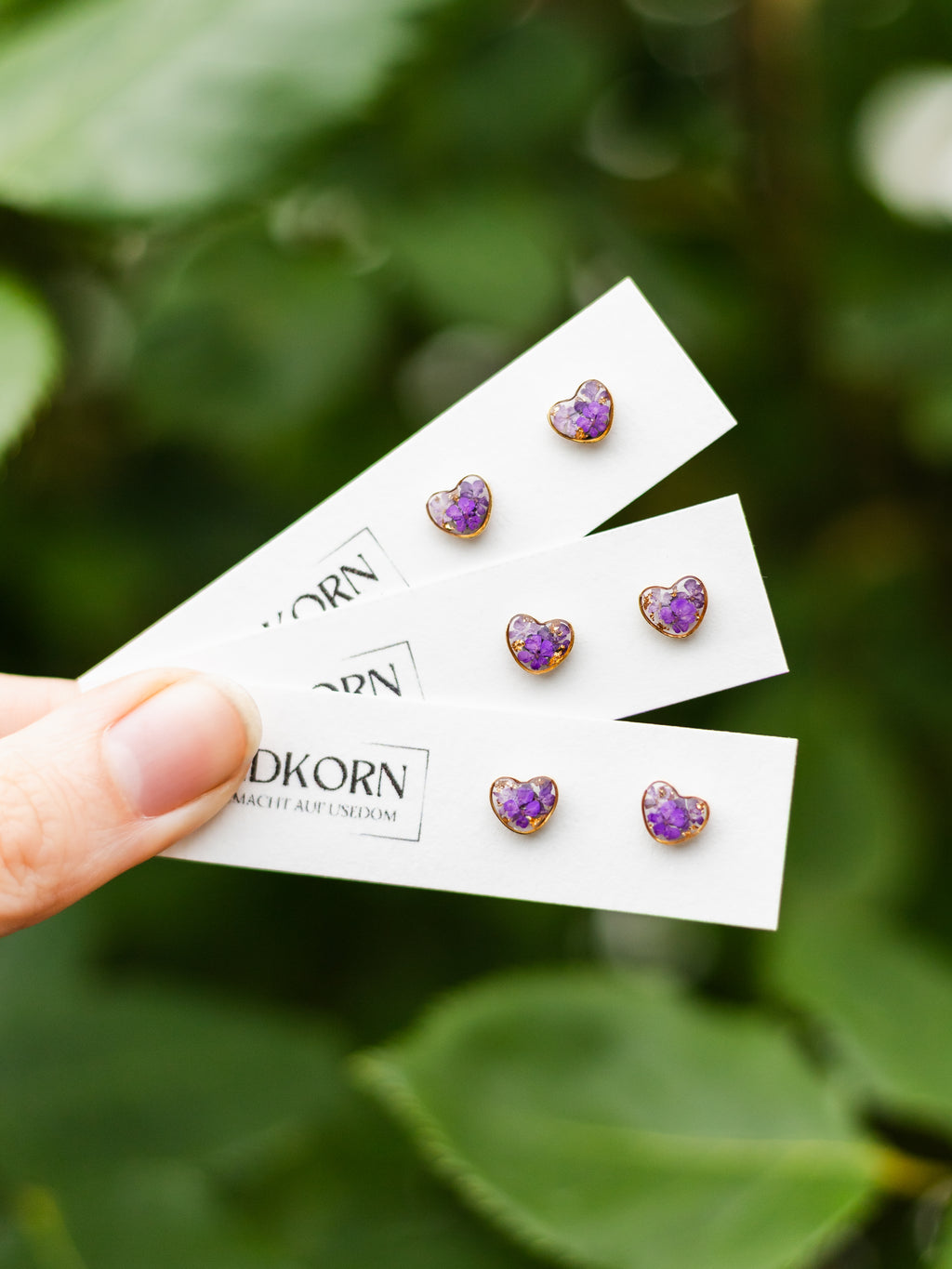 Winzige Herz-Ohrstecker mit echten Blüten | Usedom Schmuck | Chirurgenstahl Ohrringe | Ohrringe für Kinder | Ohrstecker Kinder | Gesundheitsstecker | Handgemachter Schmuck | Pflanzenschmuck | Naturschmuck | Ohrstecker für Alltag