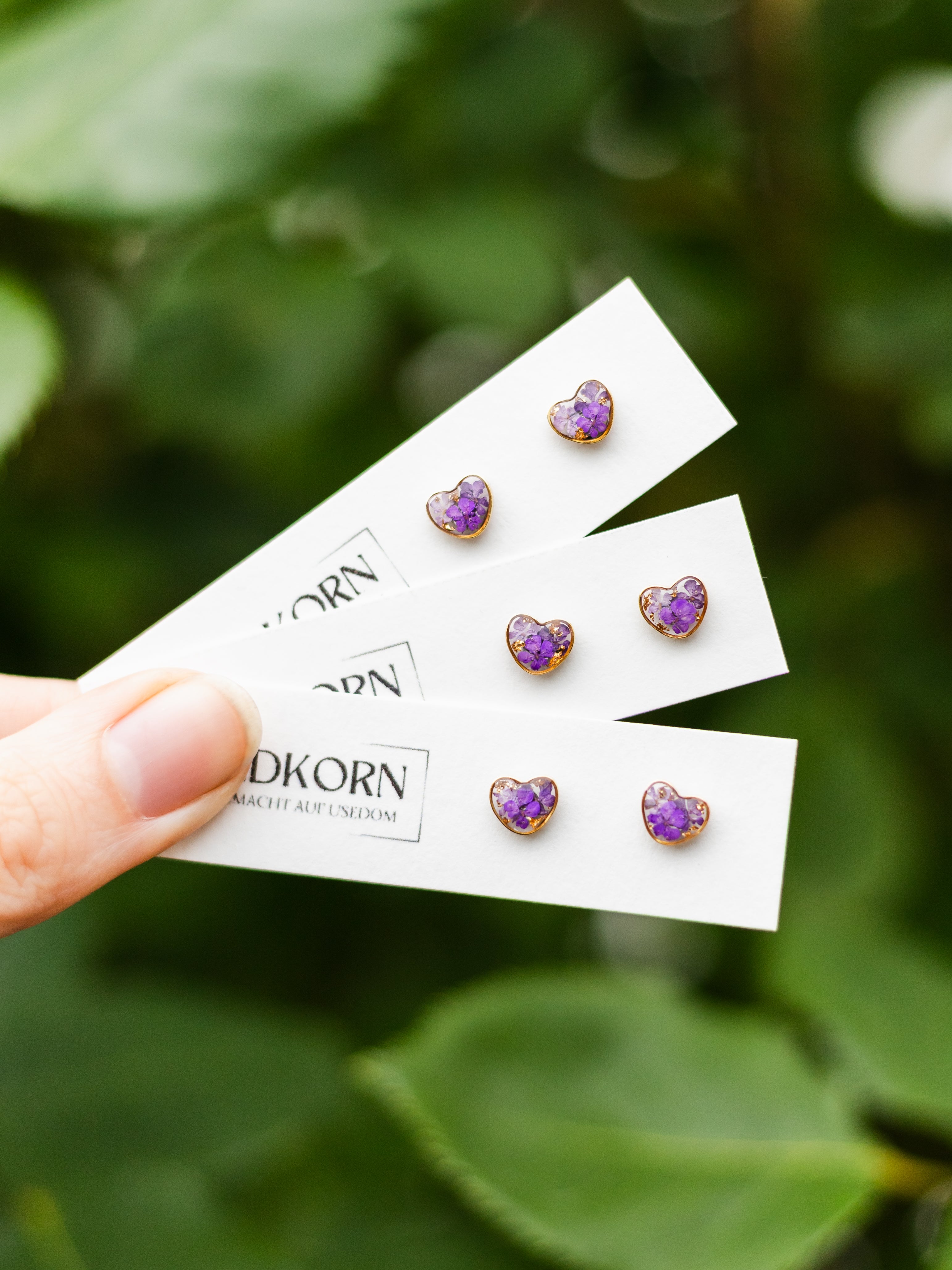 Winzige Herz-Ohrstecker mit echten Blüten | Usedom Schmuck | Chirurgenstahl Ohrringe | Ohrringe für Kinder | Ohrstecker Kinder | Gesundheitsstecker | Handgemachter Schmuck | Pflanzenschmuck | Naturschmuck | Ohrstecker für Alltag