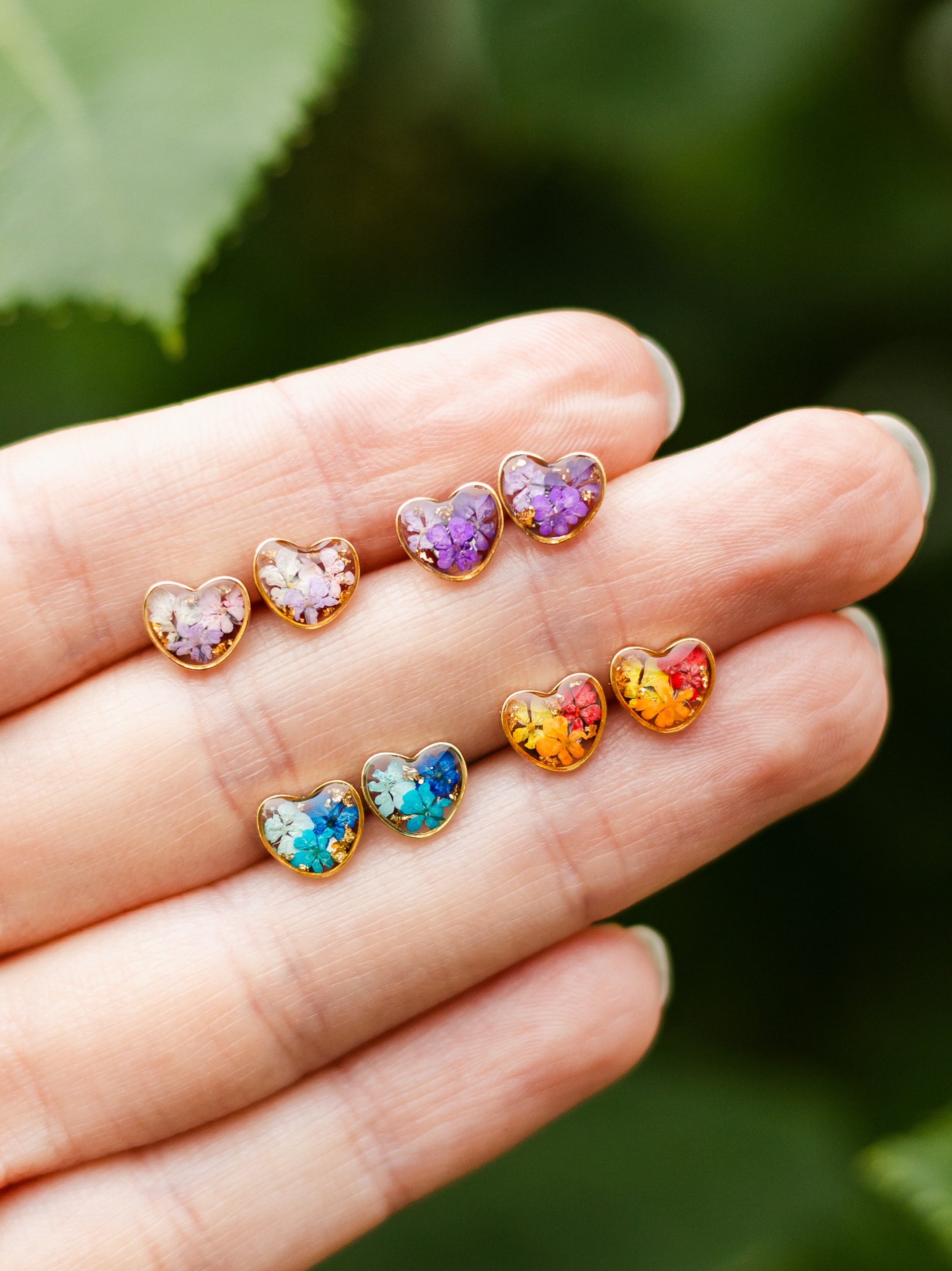 Winzige Herz-Ohrstecker mit echten Blüten | Usedom Schmuck | Chirurgenstahl Ohrringe | Ohrringe für Kinder | Ohrstecker Kinder | Gesundheitsstecker | Handgemachter Schmuck | Pflanzenschmuck | Naturschmuck | Ohrstecker für Alltag